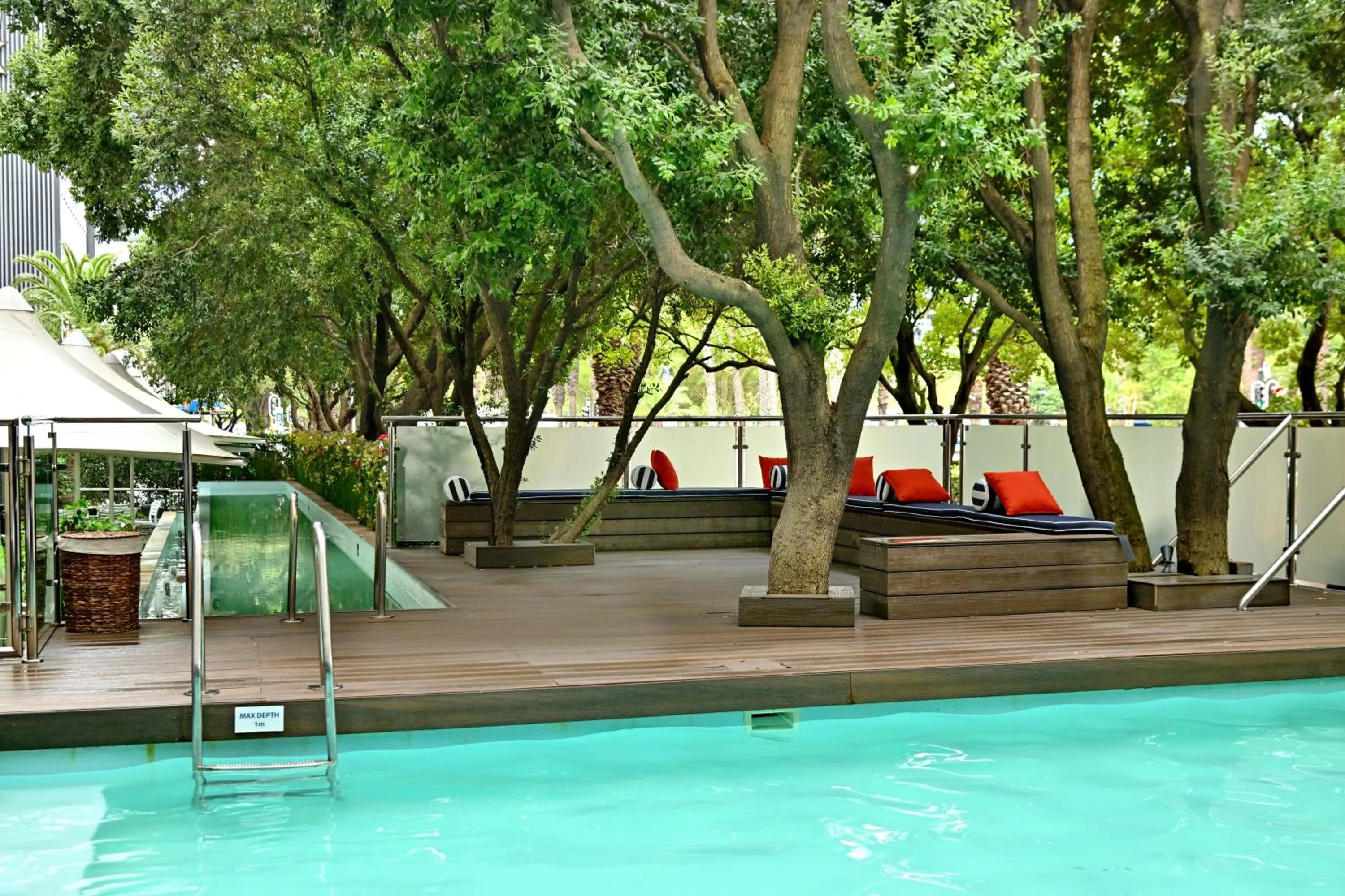 Swimming pool in Fountains Hotel