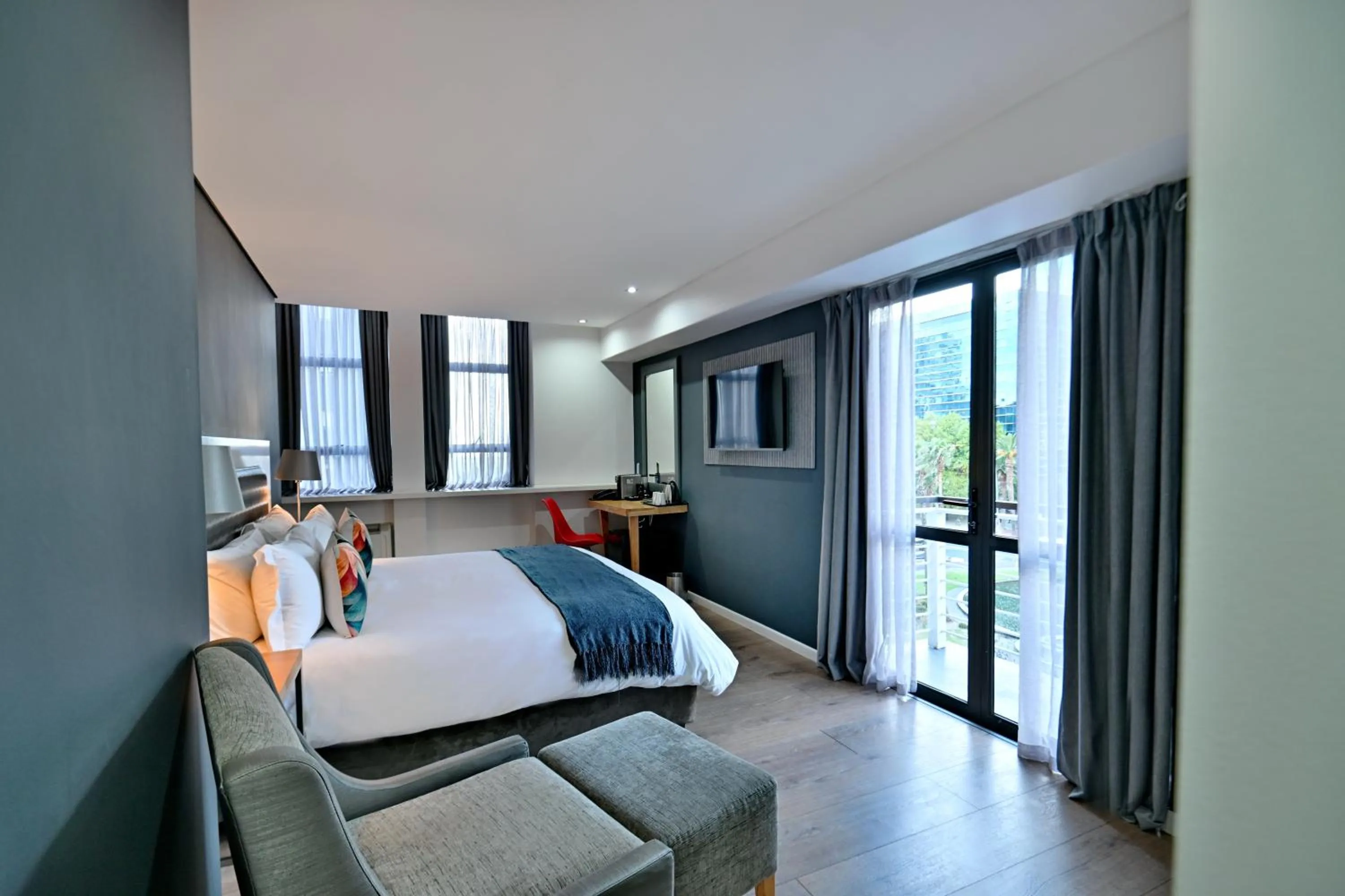 Bedroom, Bed in Fountains Hotel