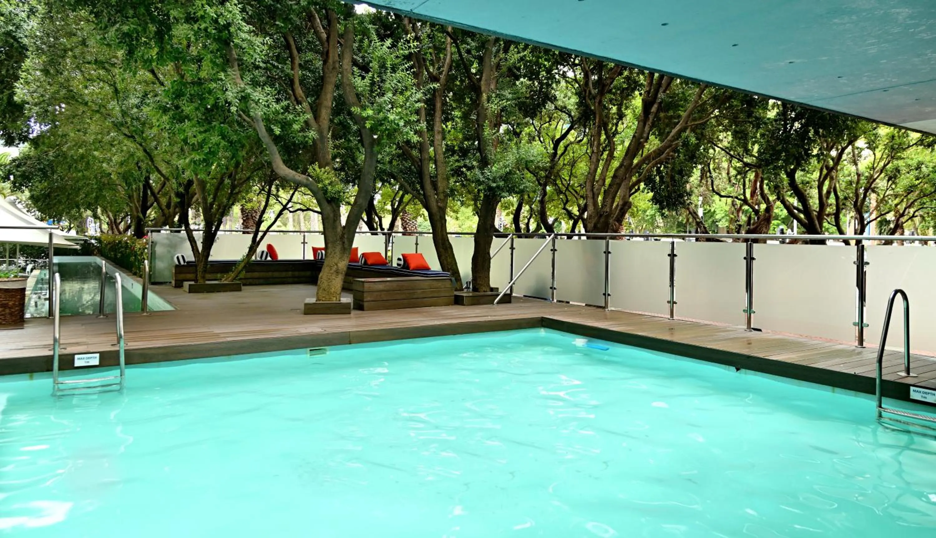 Swimming pool in Fountains Hotel