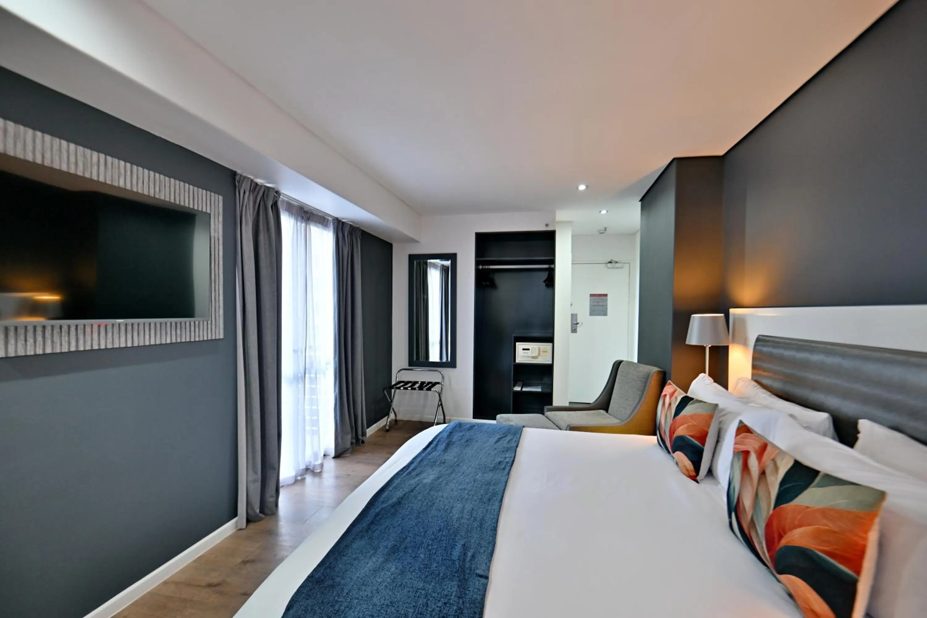 Bedroom, Bed in Fountains Hotel