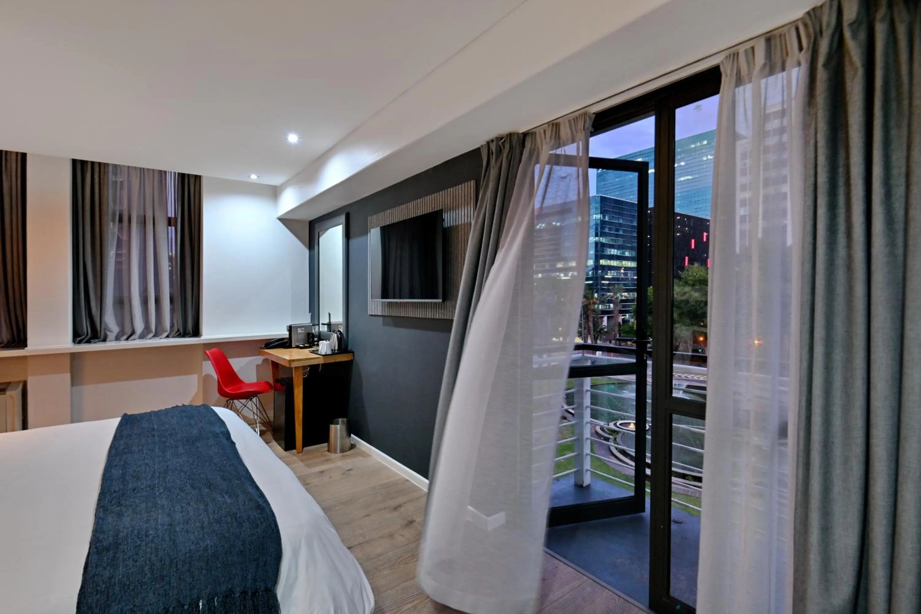 Bedroom, Bed in Fountains Hotel