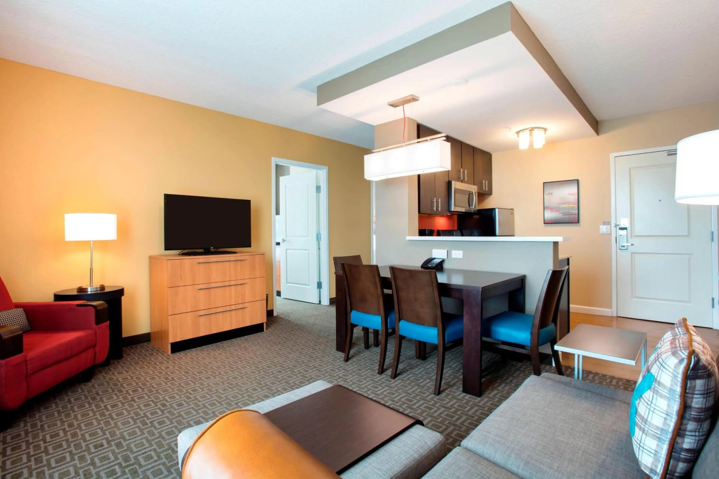 Living room in TownePlace Suites Orlando at FLAMINGO CROSSINGS Town Center, Western Entrance