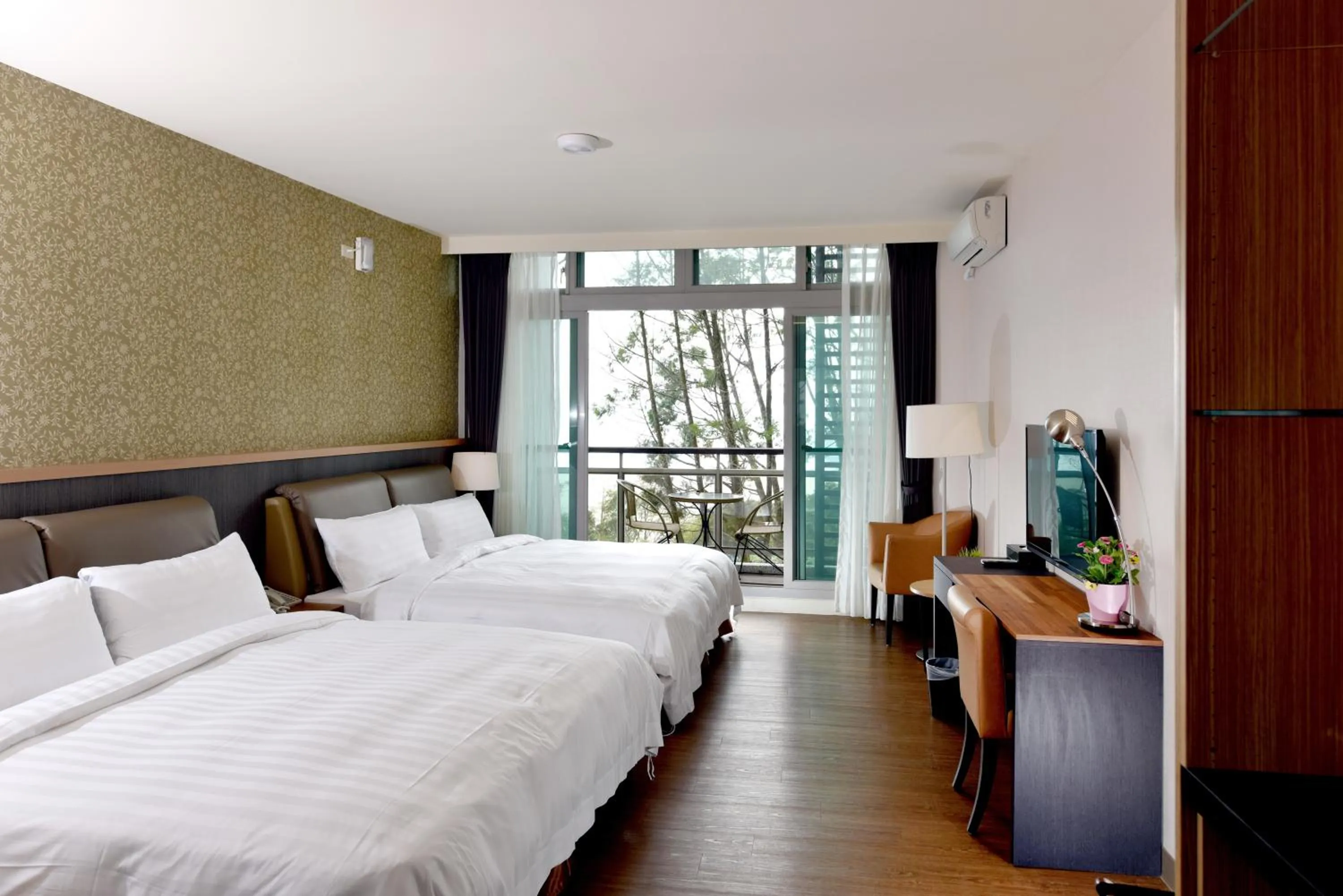 Bedroom, Bed in Sun Moon Lake Bamboo Rock Garden