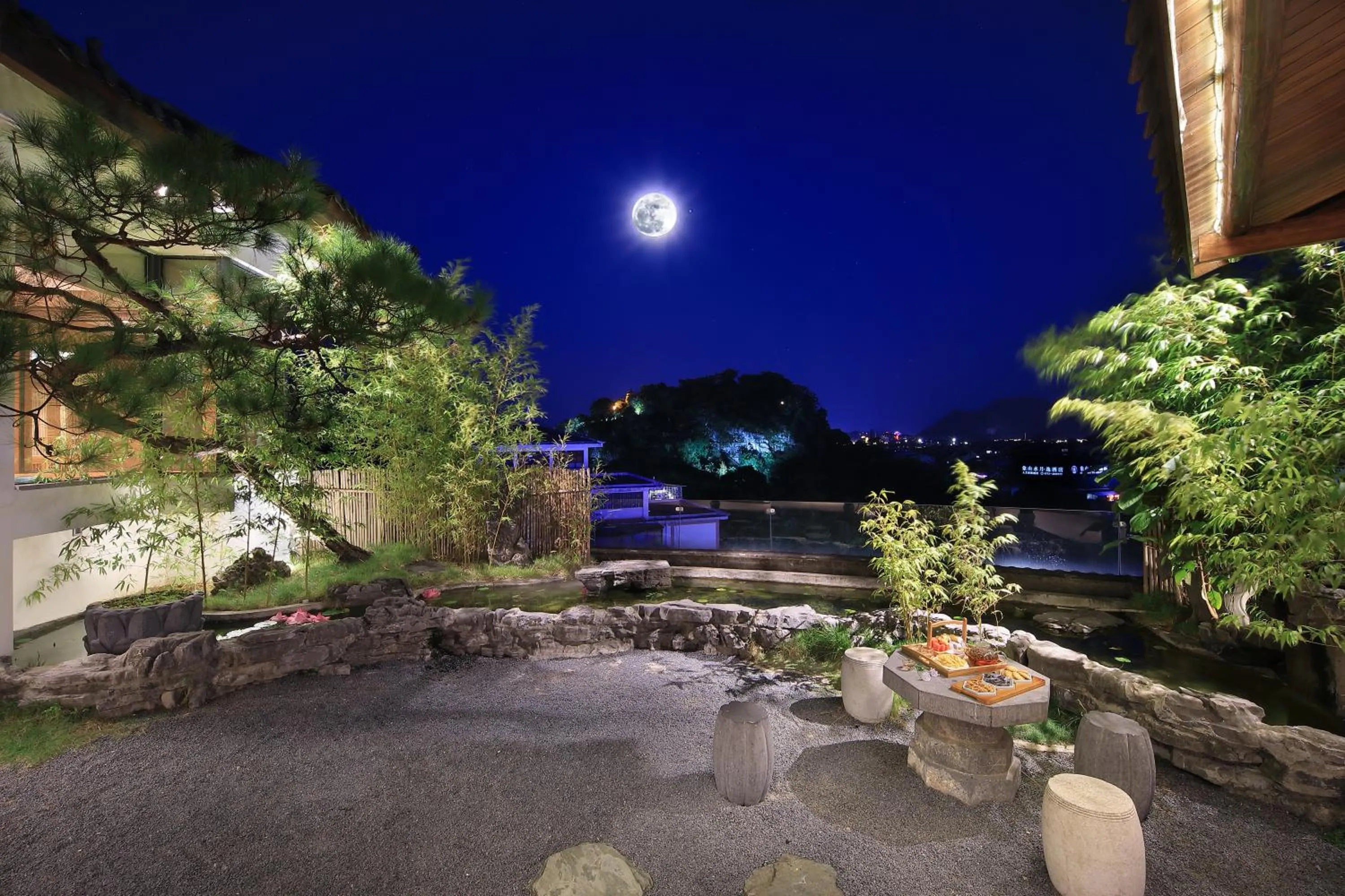 Night in Venus Royal Hotel Guilin Elephant Trunk Hill Two Rivers and Four Lakes Branch