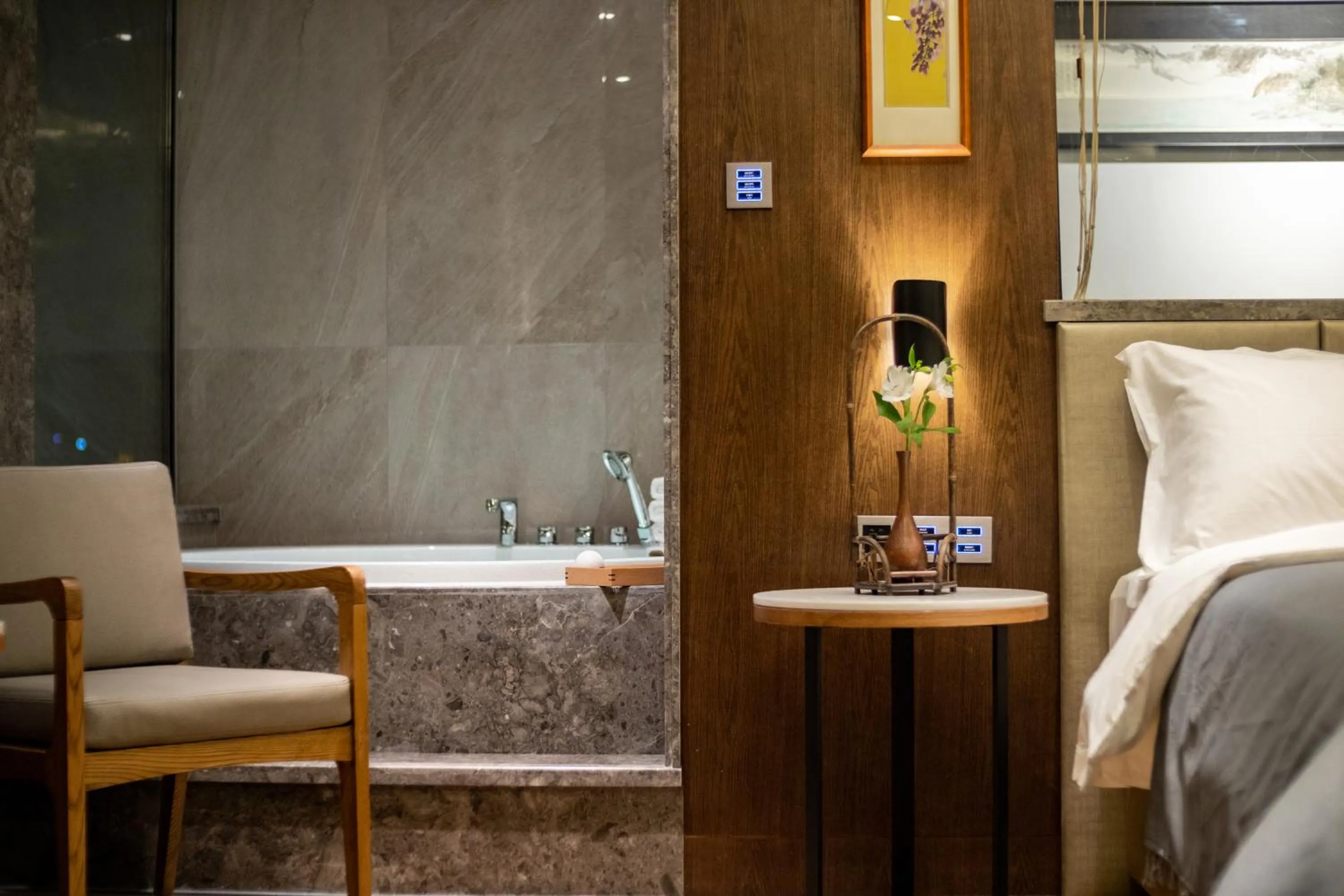 Bedroom, Bed in Venus Royal Hotel Guilin Elephant Trunk Hill Two Rivers and Four Lakes Branch