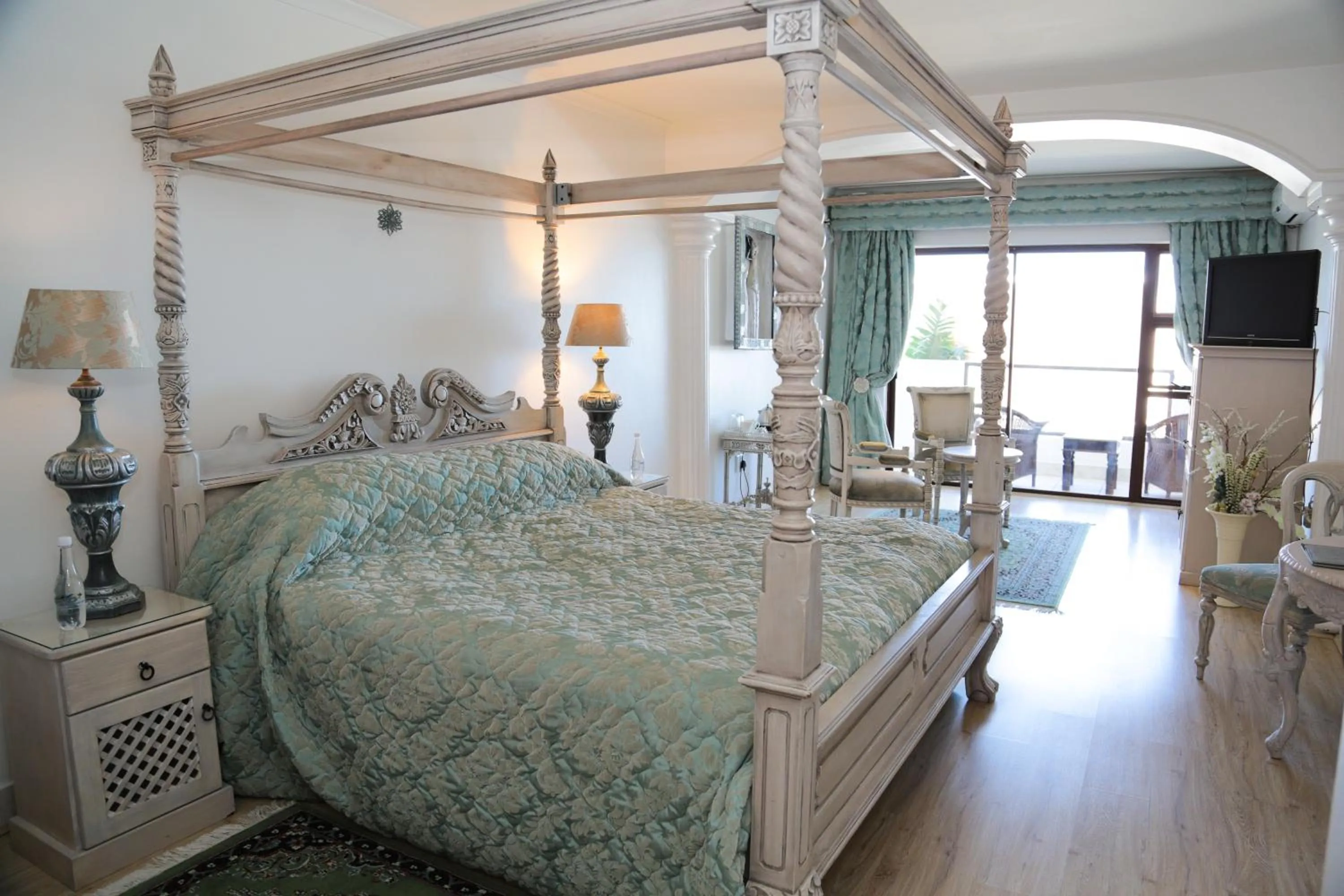 Photo of the whole room, Bed in Misty Waves Boutique Hotel