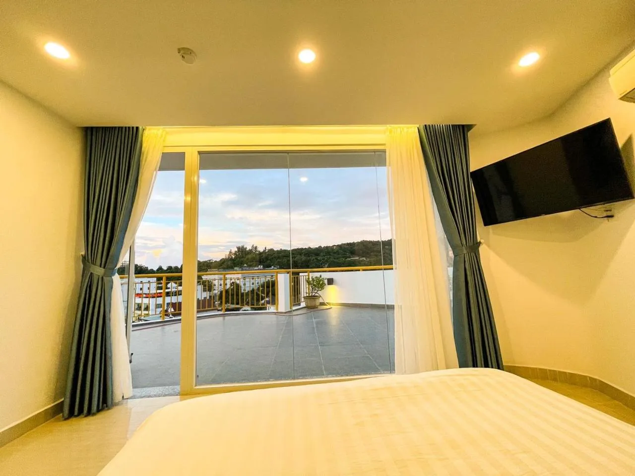 Bed in Sailing Hotel Phú Quốc