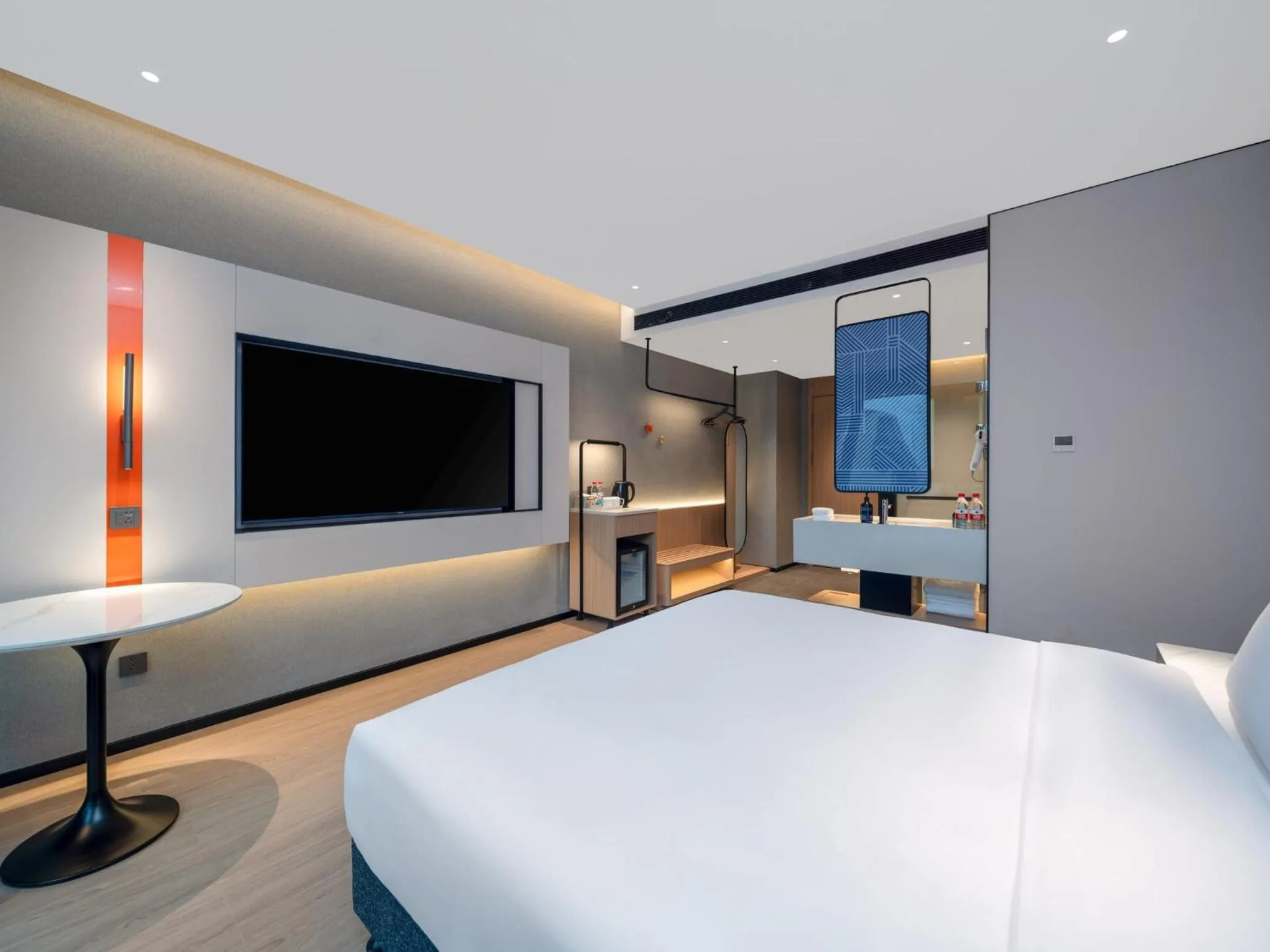 Photo of the whole room, Bed in Holiday Inn Express Chengdu Shuangliu Chuanda Road by IHG