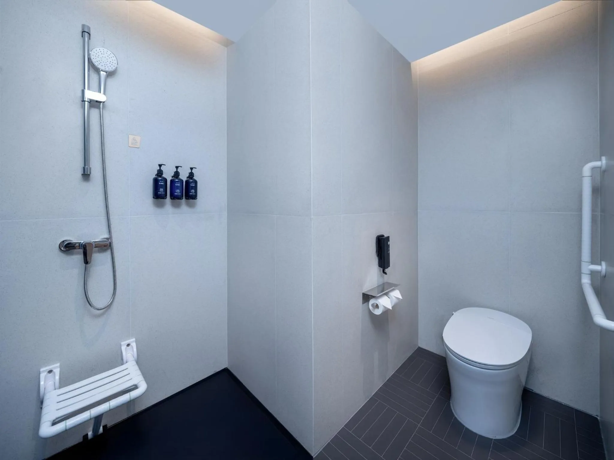 Bathroom in Holiday Inn Express Chengdu Shuangliu Chuanda Road by IHG