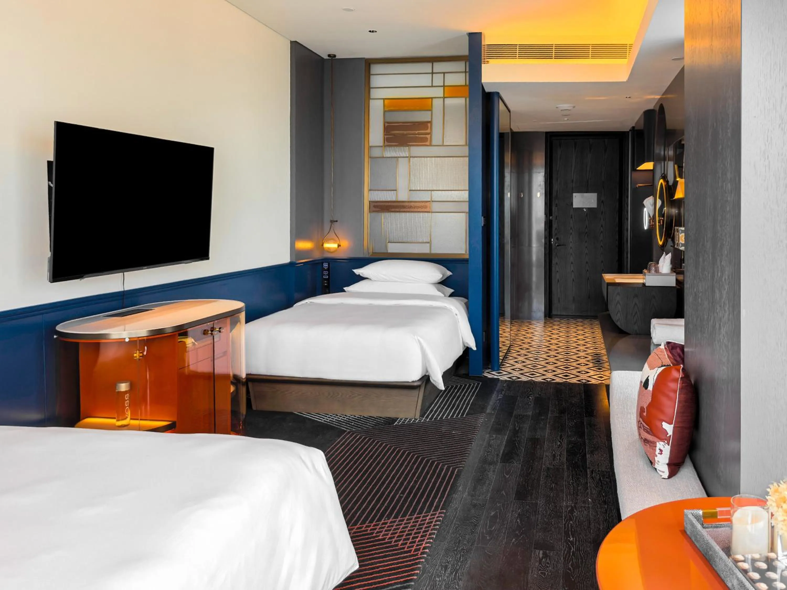 Photo of the whole room, Bed in Hotel Indigo Zhuhai Xiangzhou by IHG