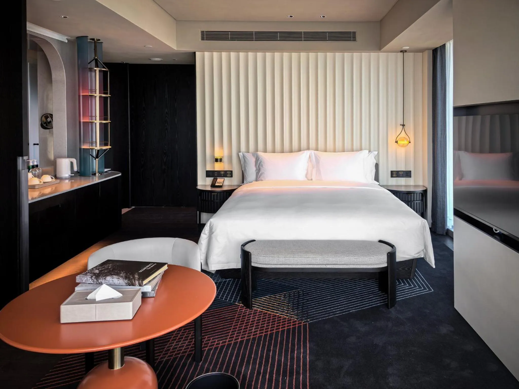 Photo of the whole room, Bed in Hotel Indigo Zhuhai Xiangzhou by IHG
