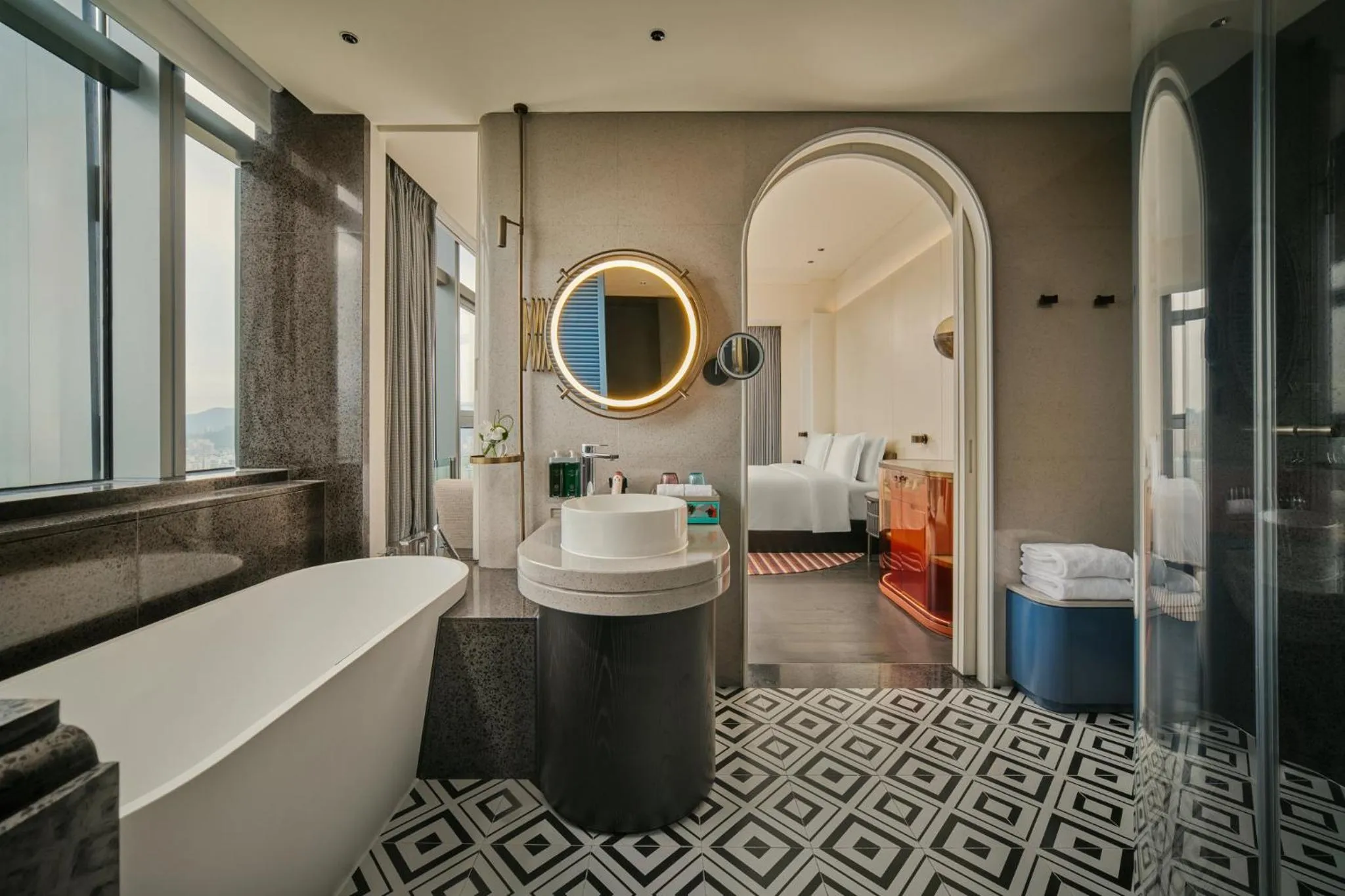 Bathroom, Bed in Hotel Indigo Zhuhai Xiangzhou by IHG