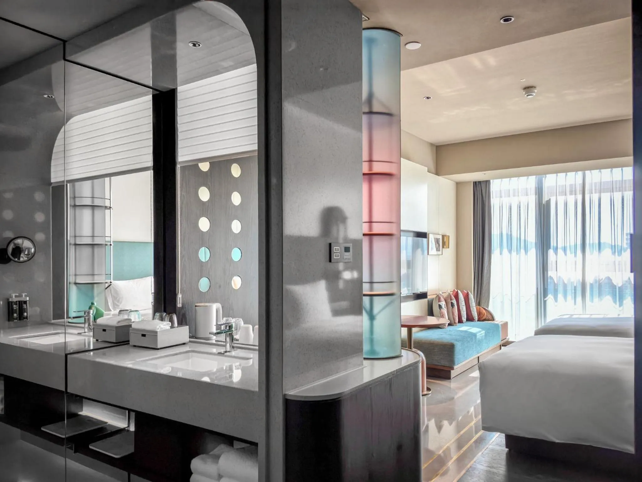 Photo of the whole room, Bed in Hotel Indigo Zhuhai Xiangzhou by IHG