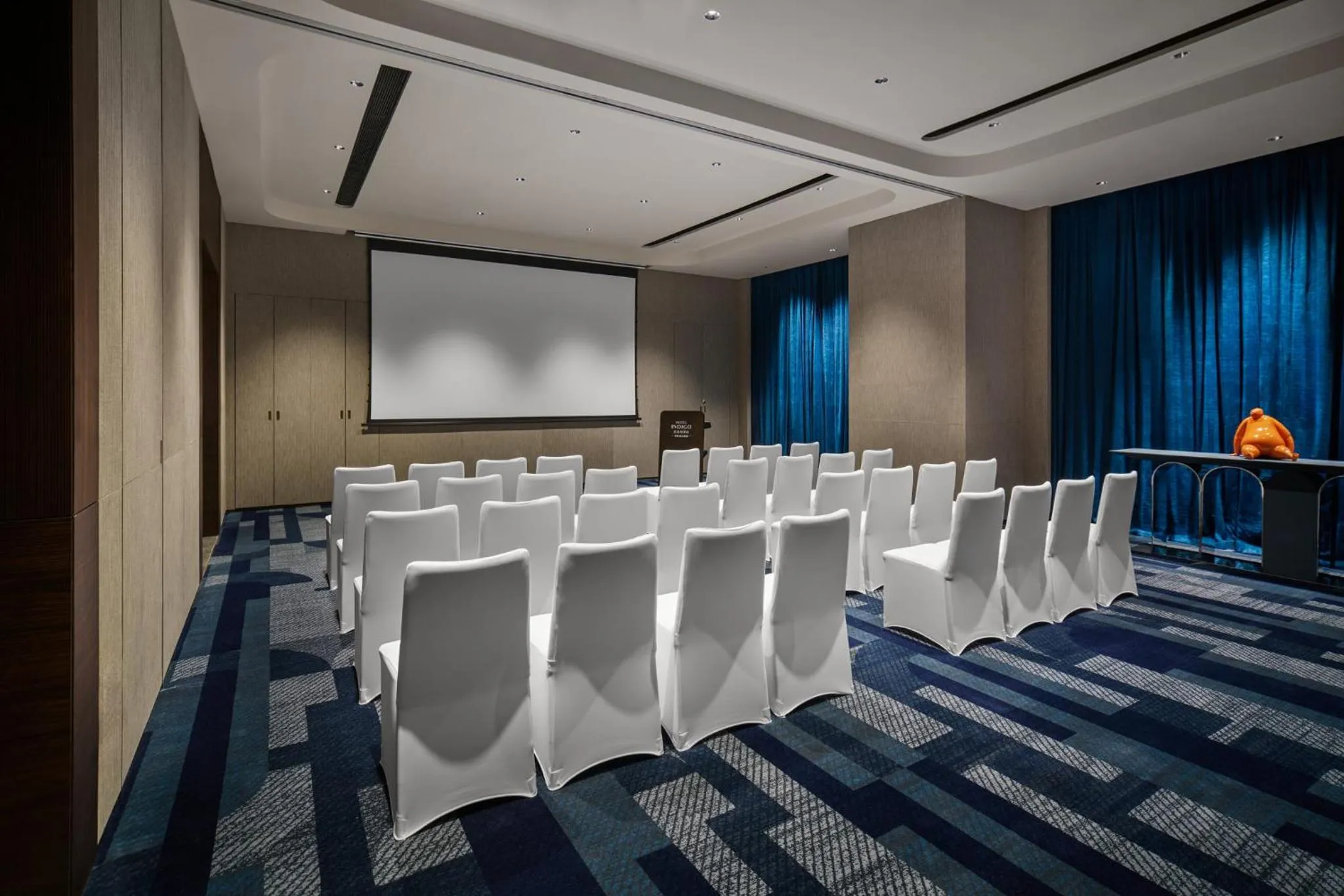 Meeting/conference room in Hotel Indigo Zhuhai Xiangzhou by IHG