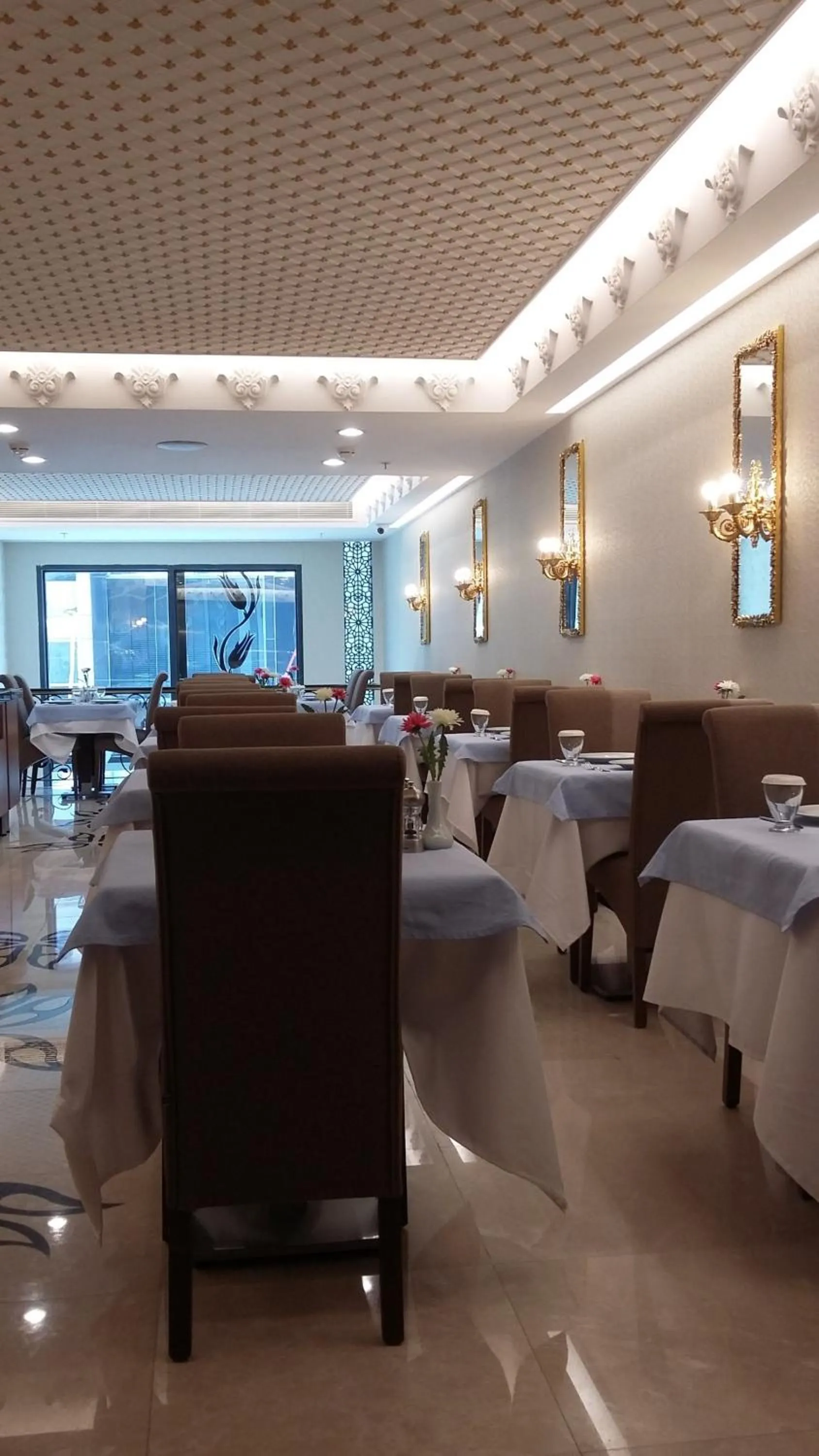 Restaurant/Places to Eat in MB Deluxe Hotel