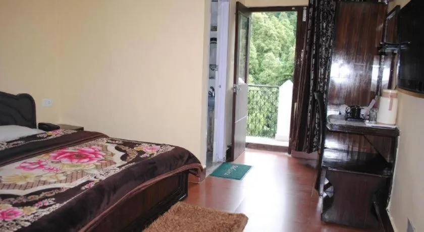 Bed in Hotel Himgiri