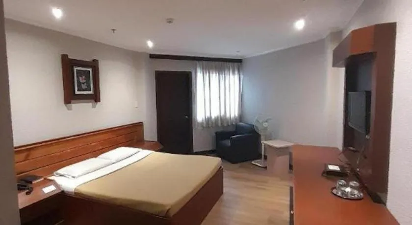 Bed in Baguio Palace Hotel