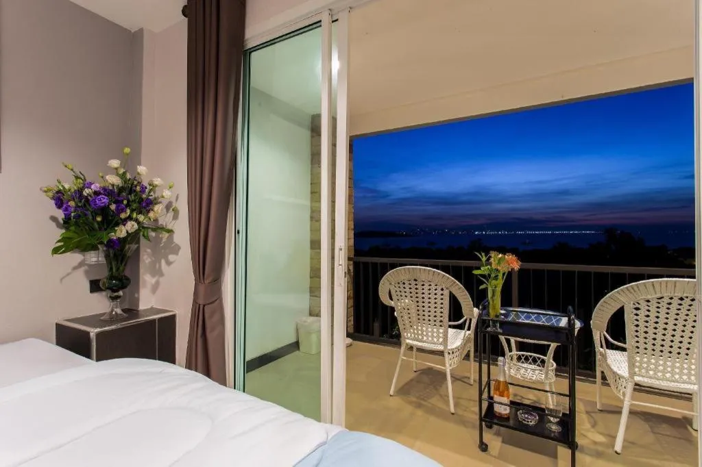 Bed in Chalita Goodview