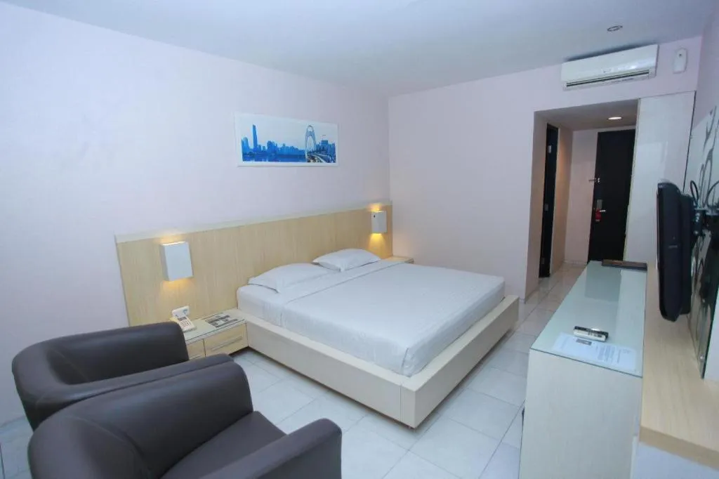 Bed in Royal Hotel n' Lounge