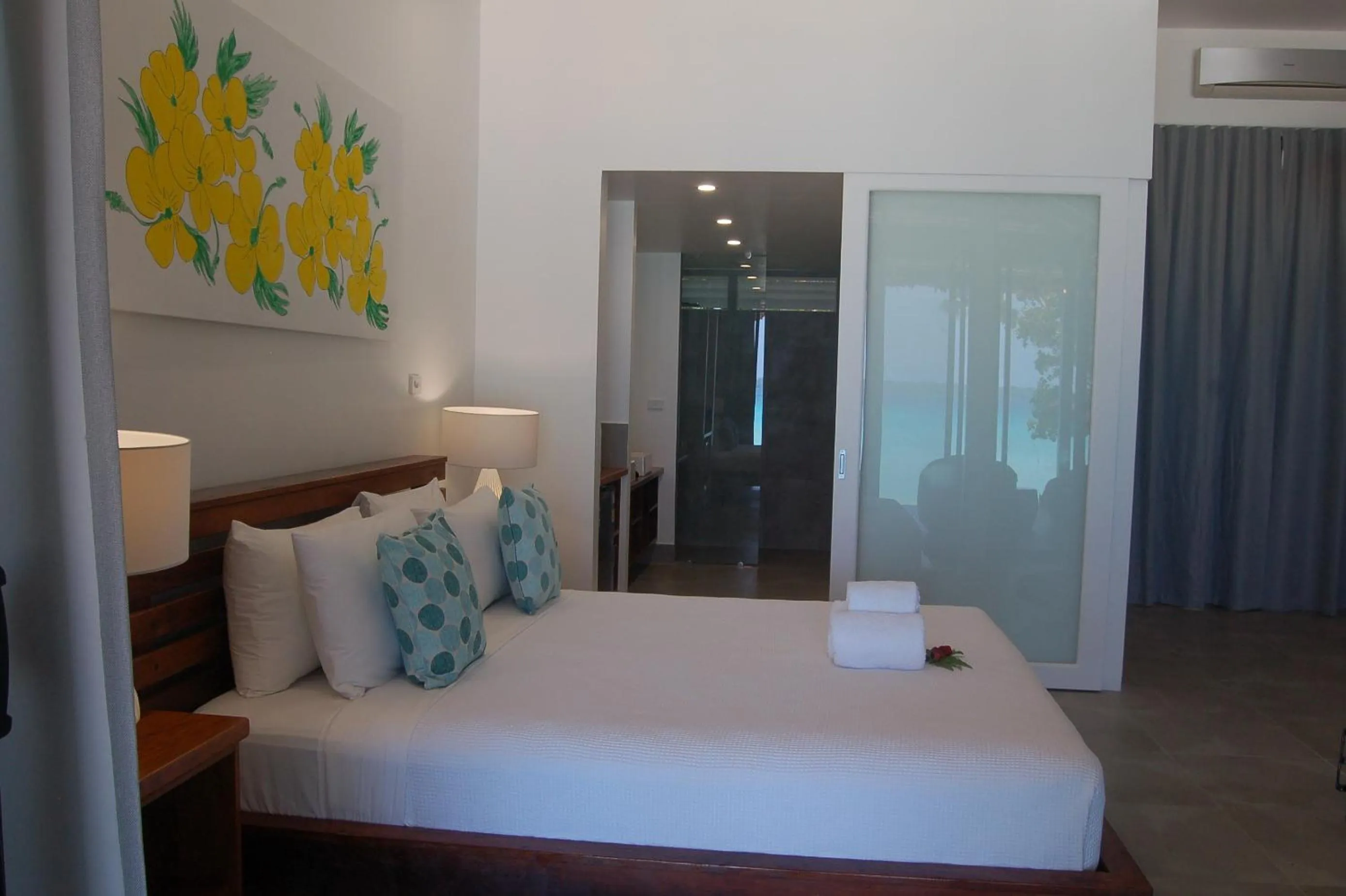 Bathroom, Bed in Barrier Beach Resort