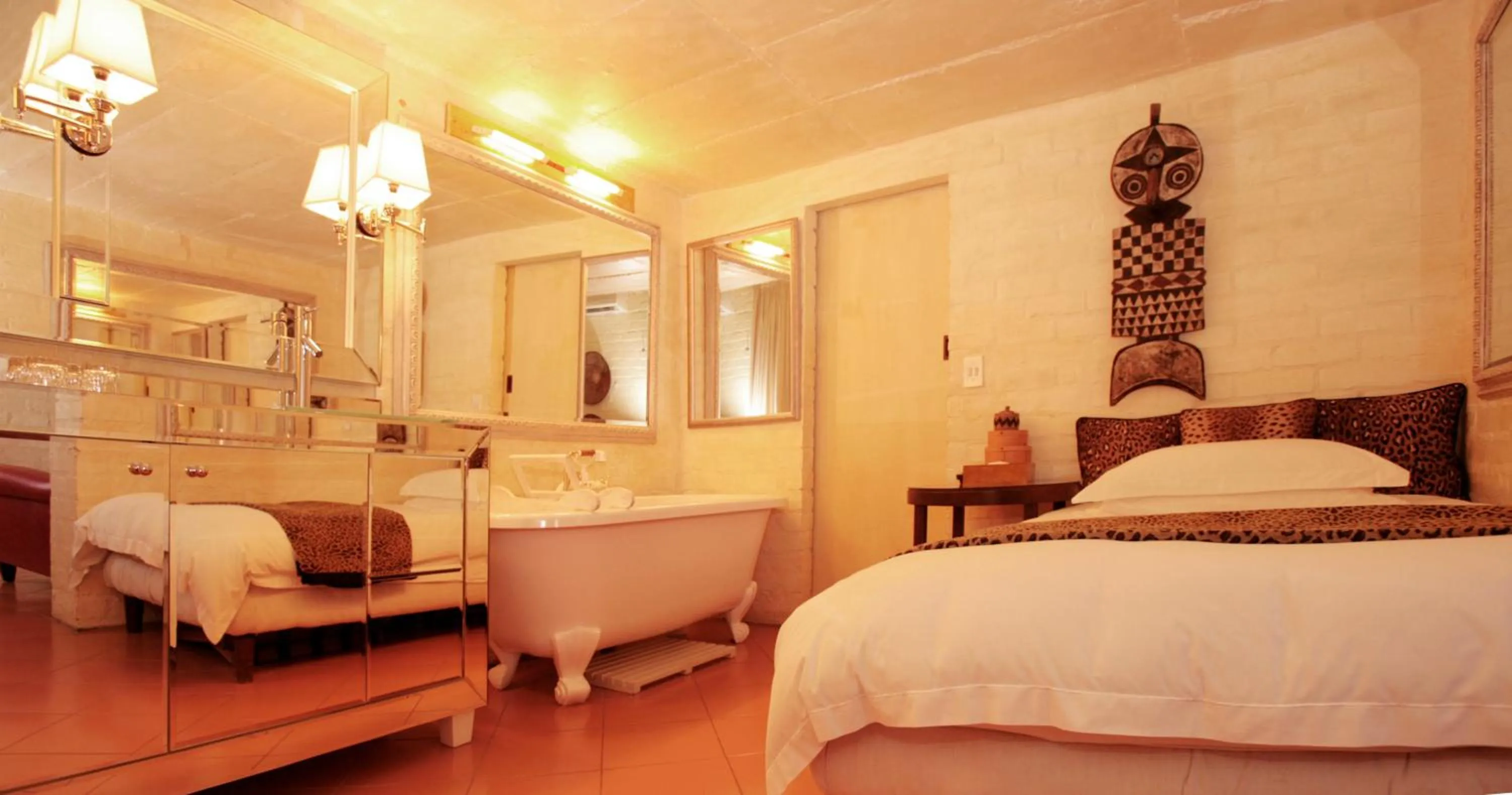 Photo of the whole room, Bed in Colona Castle