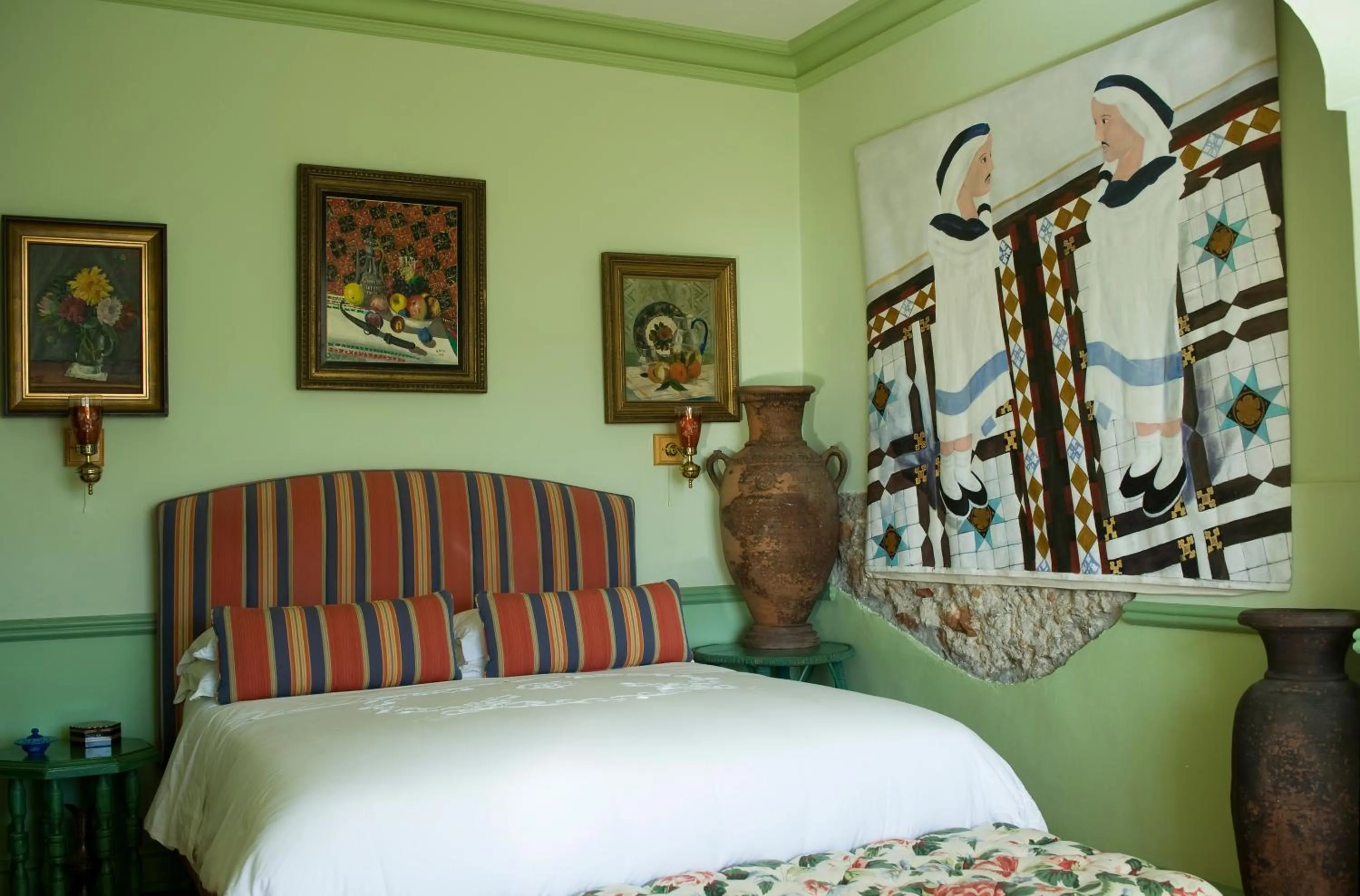 Photo of the whole room, Bed in Colona Castle