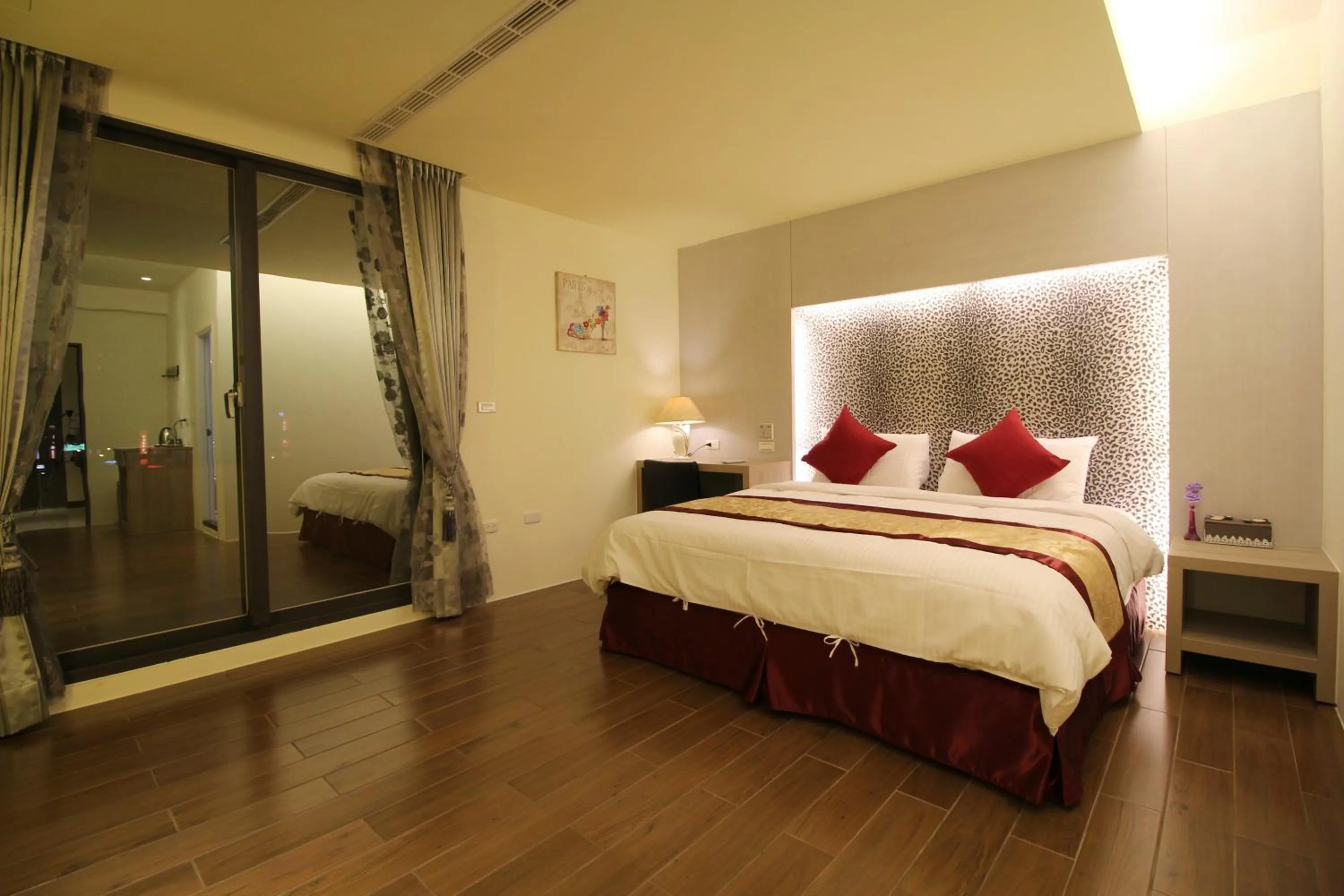 Shower, Bed in Maui B&B