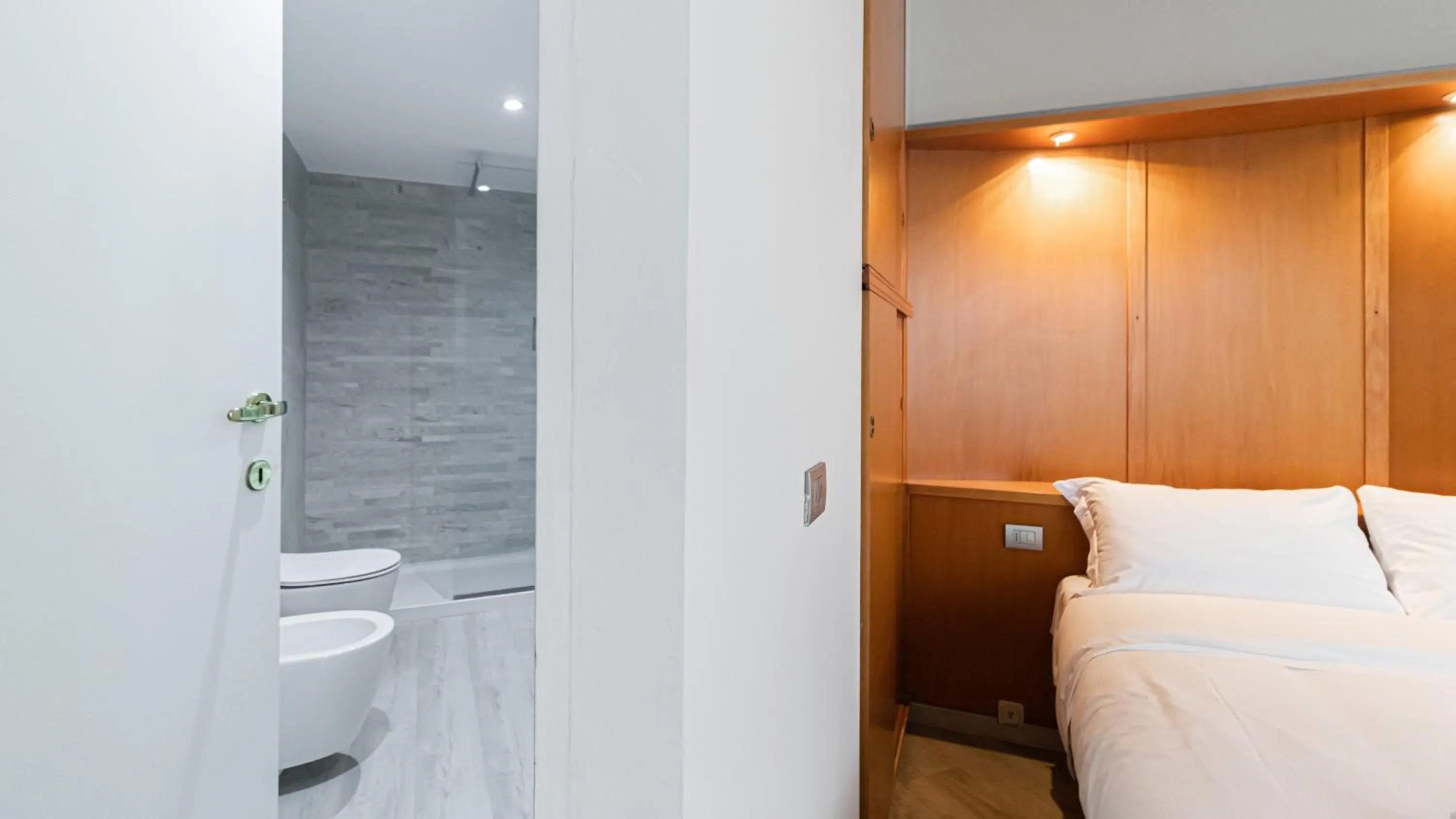 Bathroom, Bed in Italianway Easy - Gian Galeazzo 7