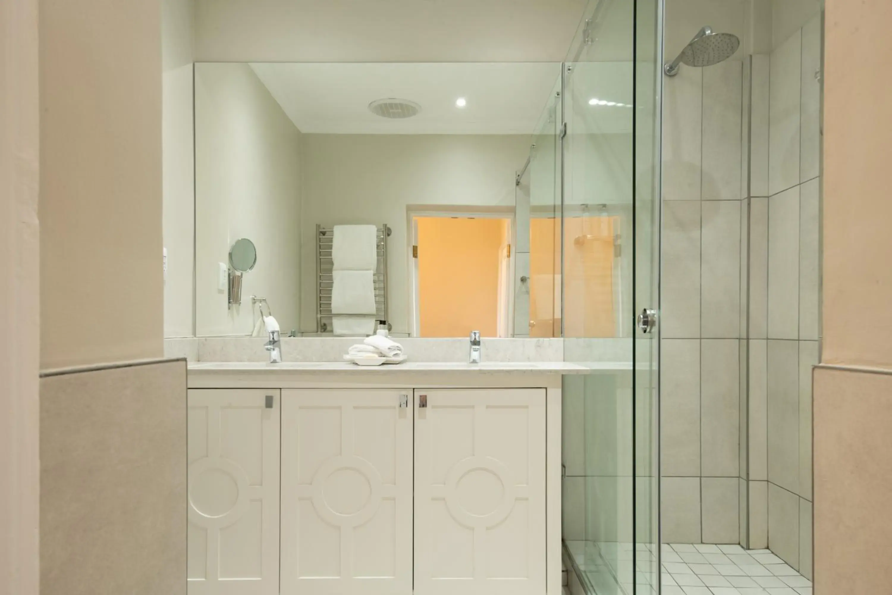 Luxury Double Room with Sea View in The Marine Hermanus Luxury Double Room with Sea View in The Marine Hermanus