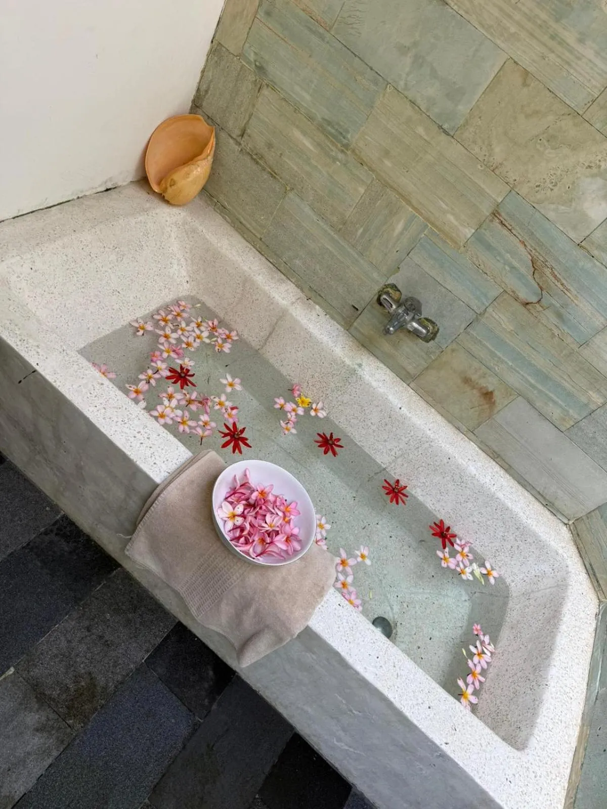 Bath in Lembah Sentosa