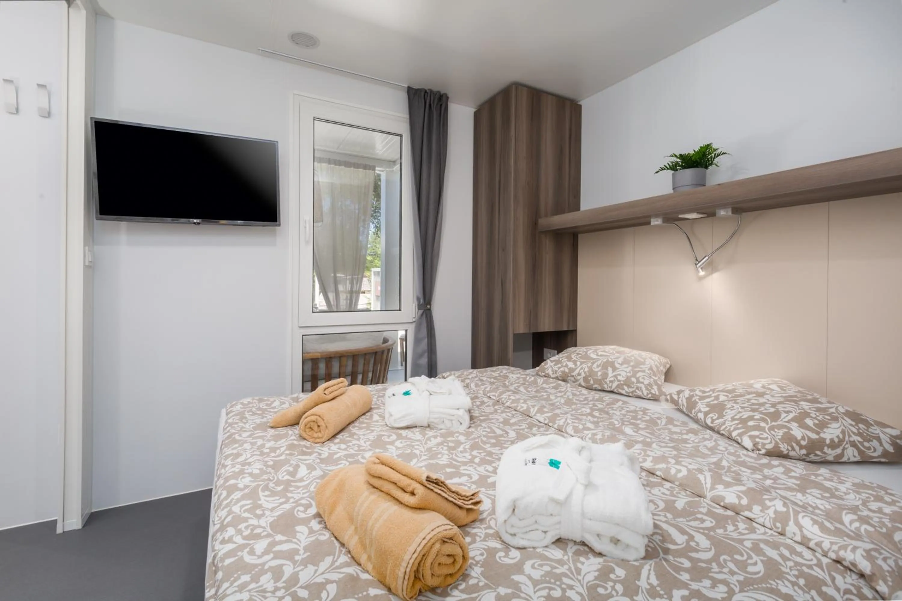 Communal lounge/ TV room, Bed in Polidor Camping Resort