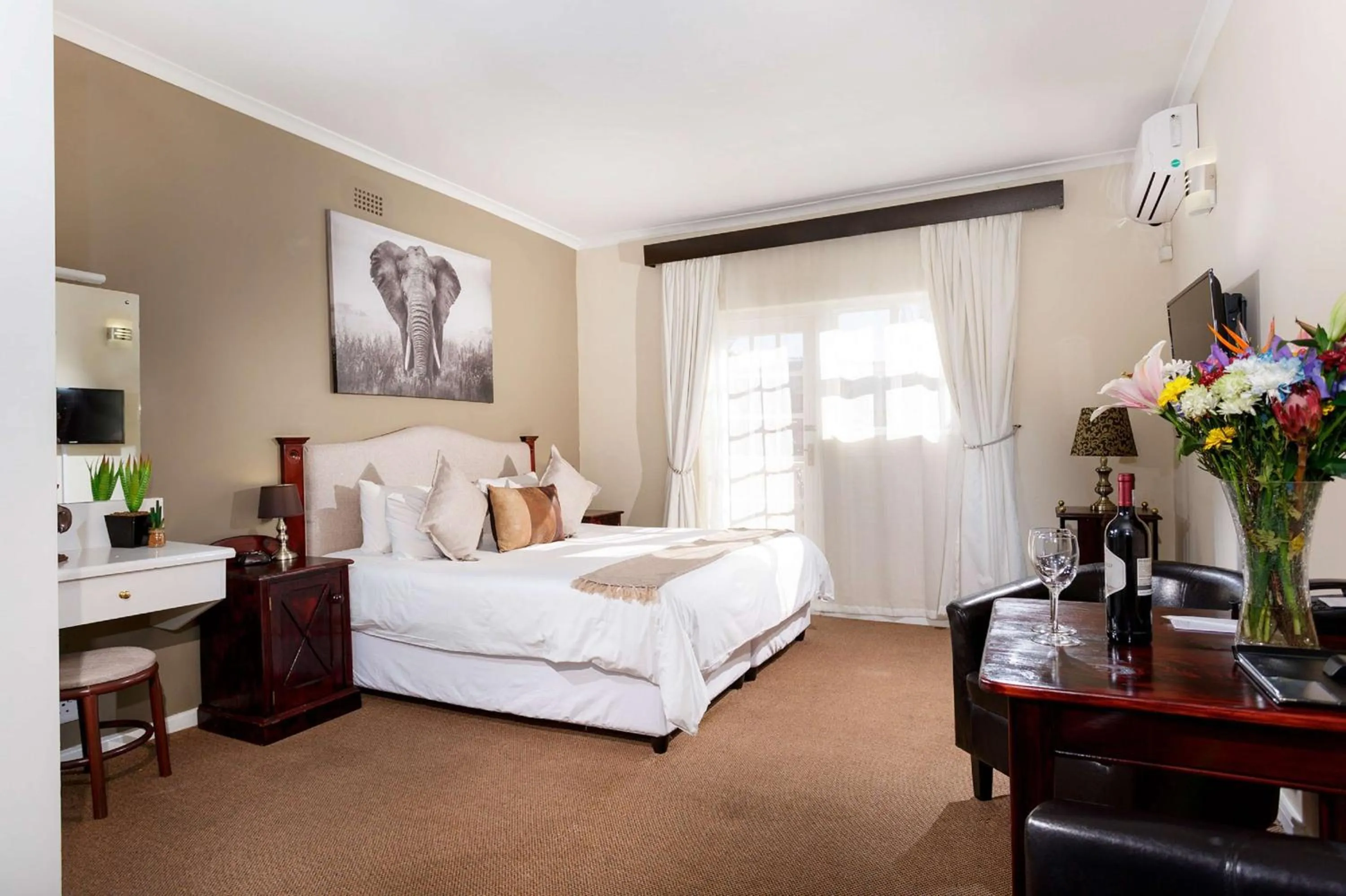 Photo of the whole room in Best Western Cape Suites Hotel