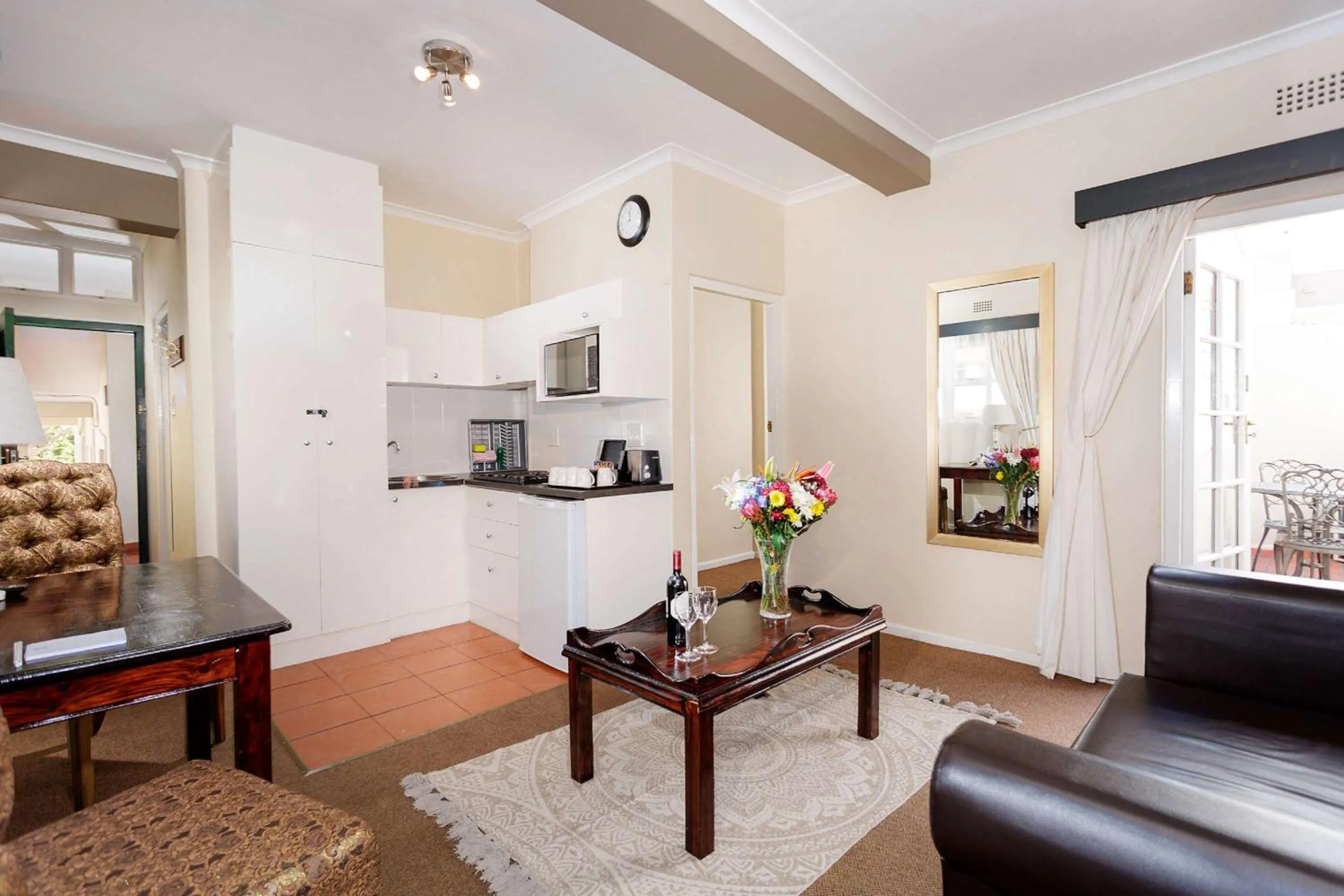 Photo of the whole room, Seating Area in Best Western Cape Suites Hotel