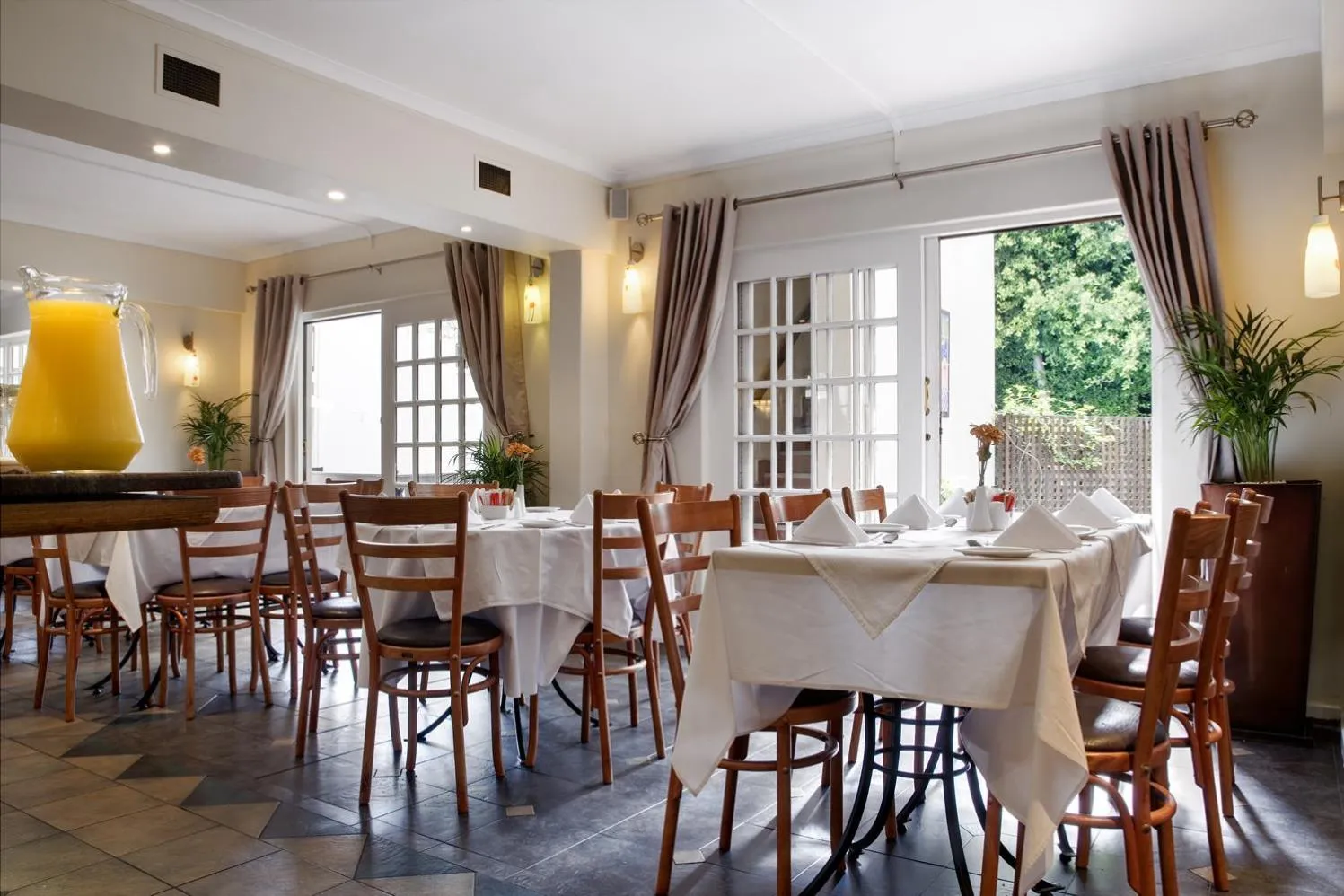 Restaurant/Places to Eat in Best Western Cape Suites Hotel