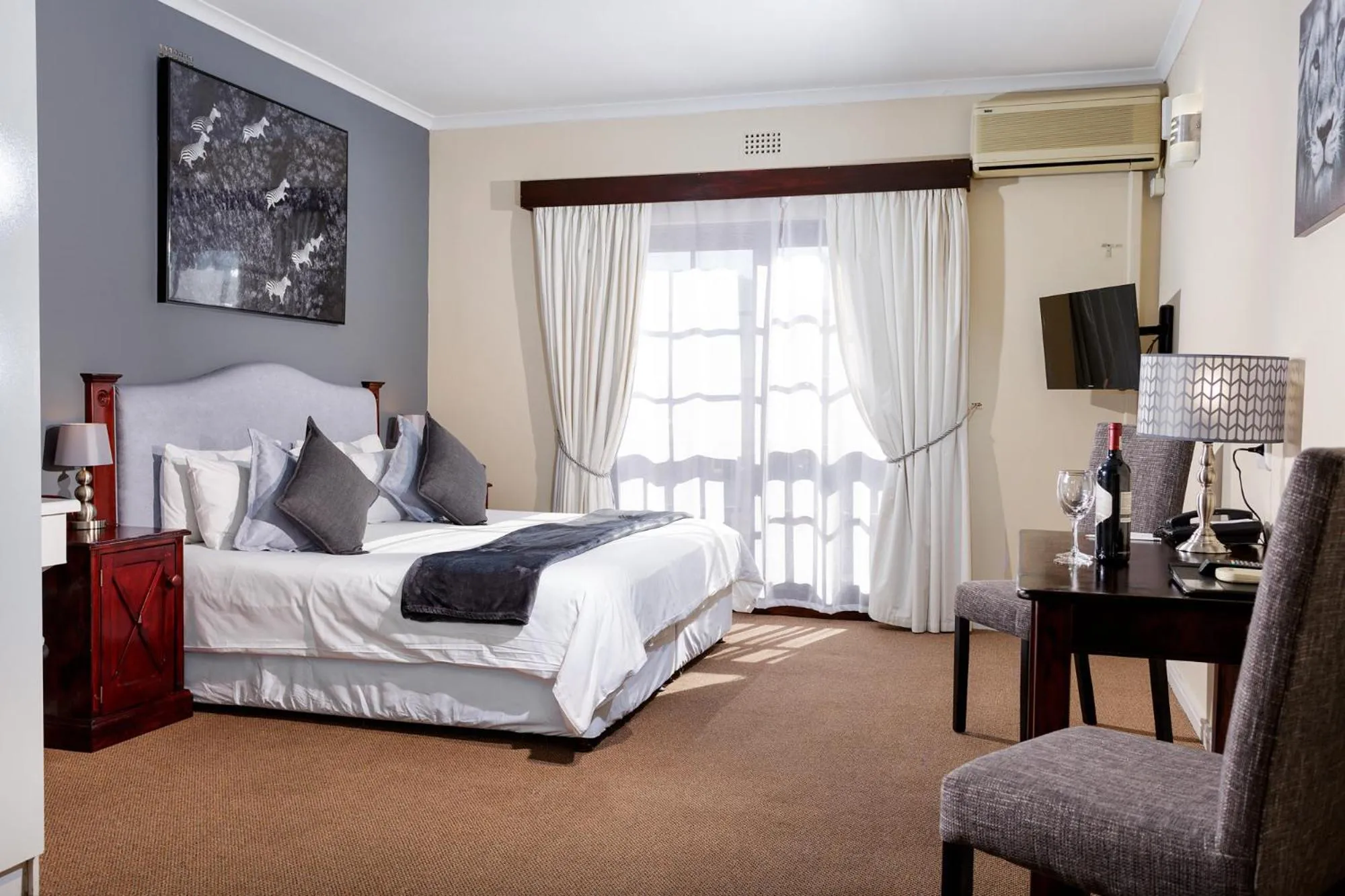 Kitchen or kitchenette in Best Western Cape Suites Hotel