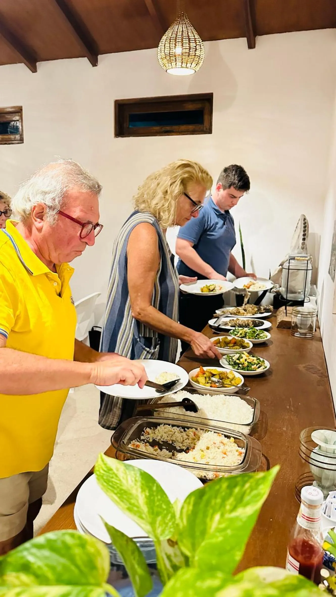 Restaurant/places to eat in Masfalhi View Inn