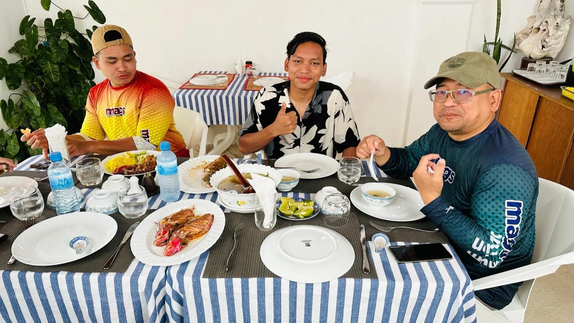 Restaurant/places to eat in Masfalhi View Inn