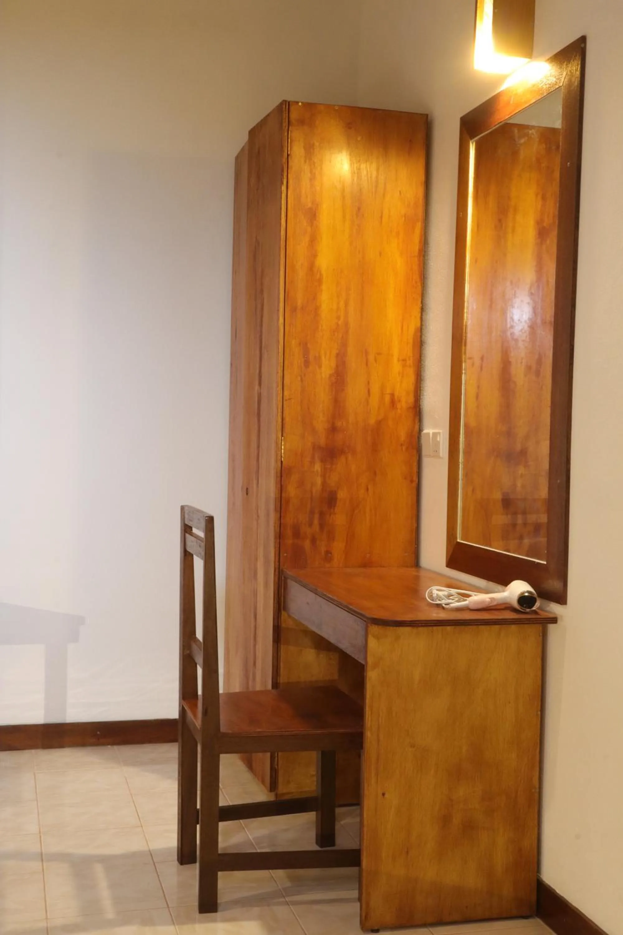 wardrobe in Masfalhi View Inn