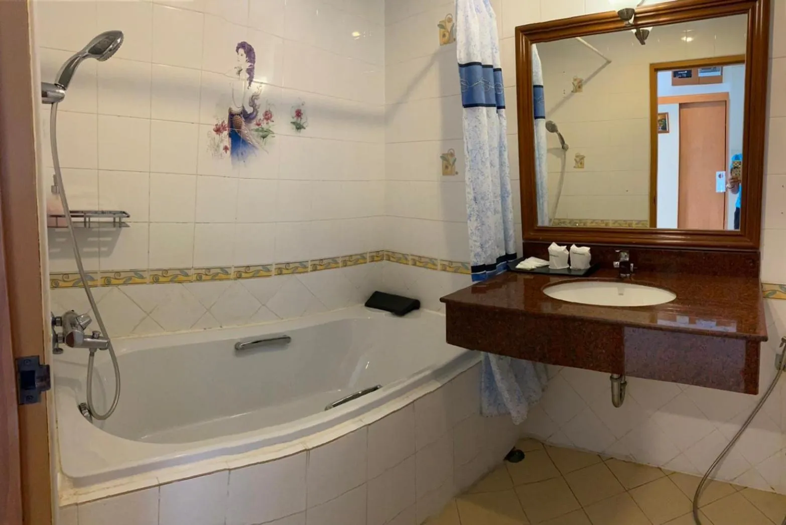 Bath in Seaview Sriracha Hotel
