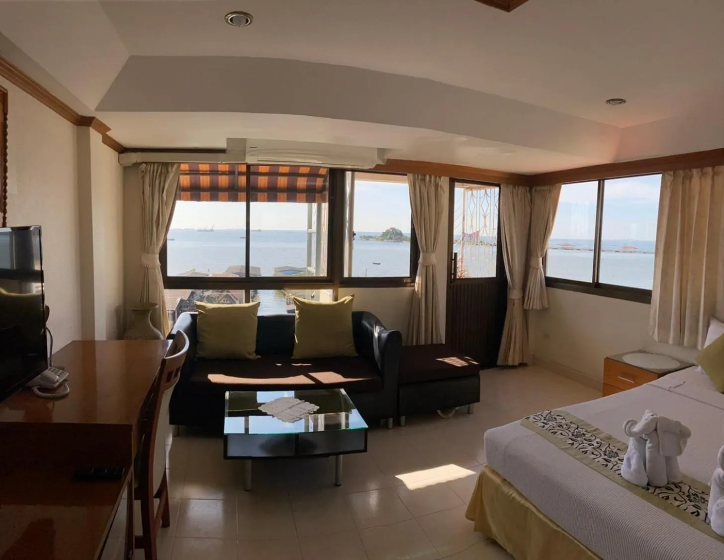 Bed in Seaview Sriracha Hotel