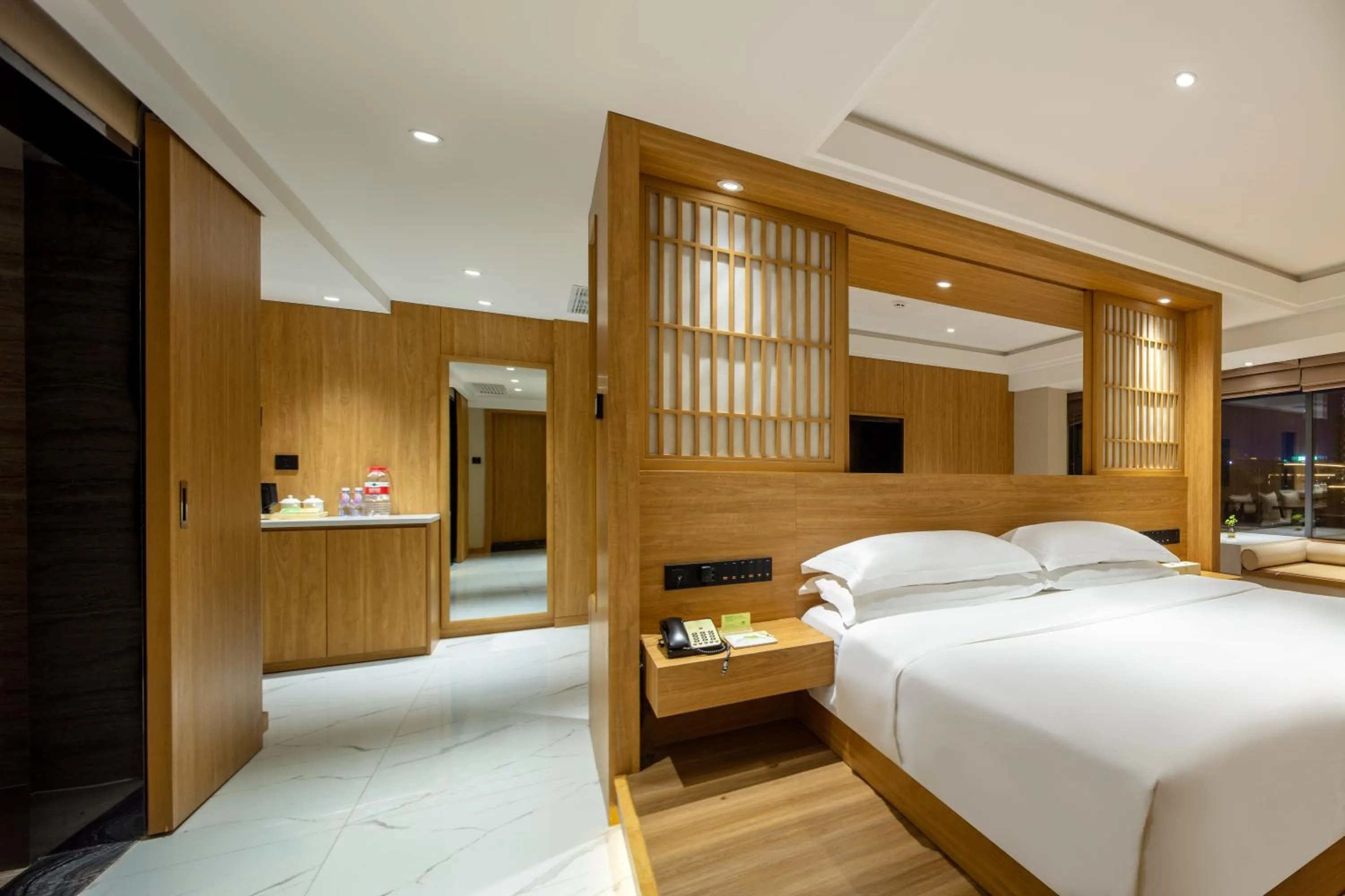 Bedroom, Bed in Venus Royal Hotel Guilin Elephant Trunk Hill & Sun and Moon Twin Towers Branch