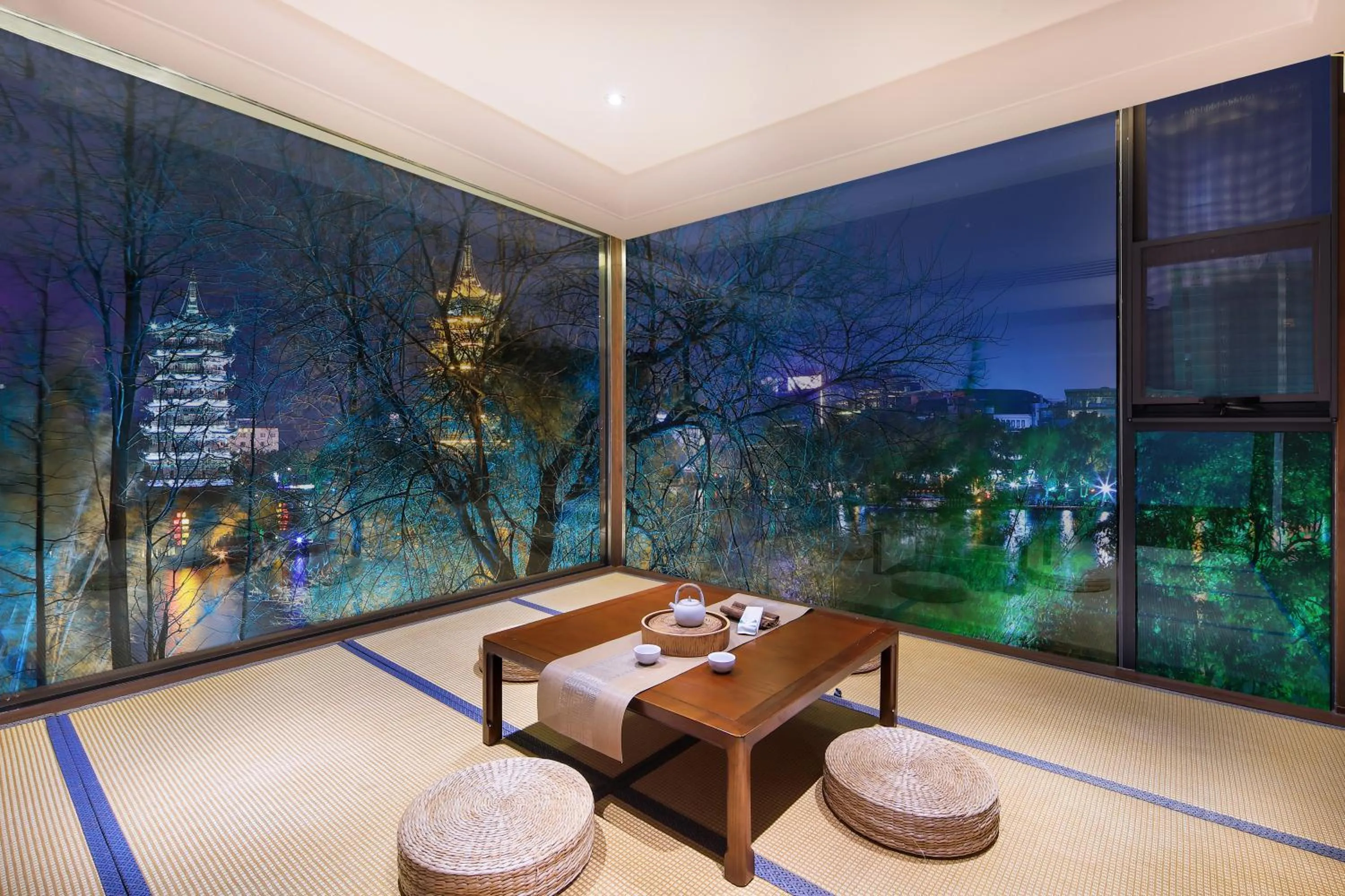 Night in Venus Royal Hotel Guilin Elephant Trunk Hill & Sun and Moon Twin Towers Branch