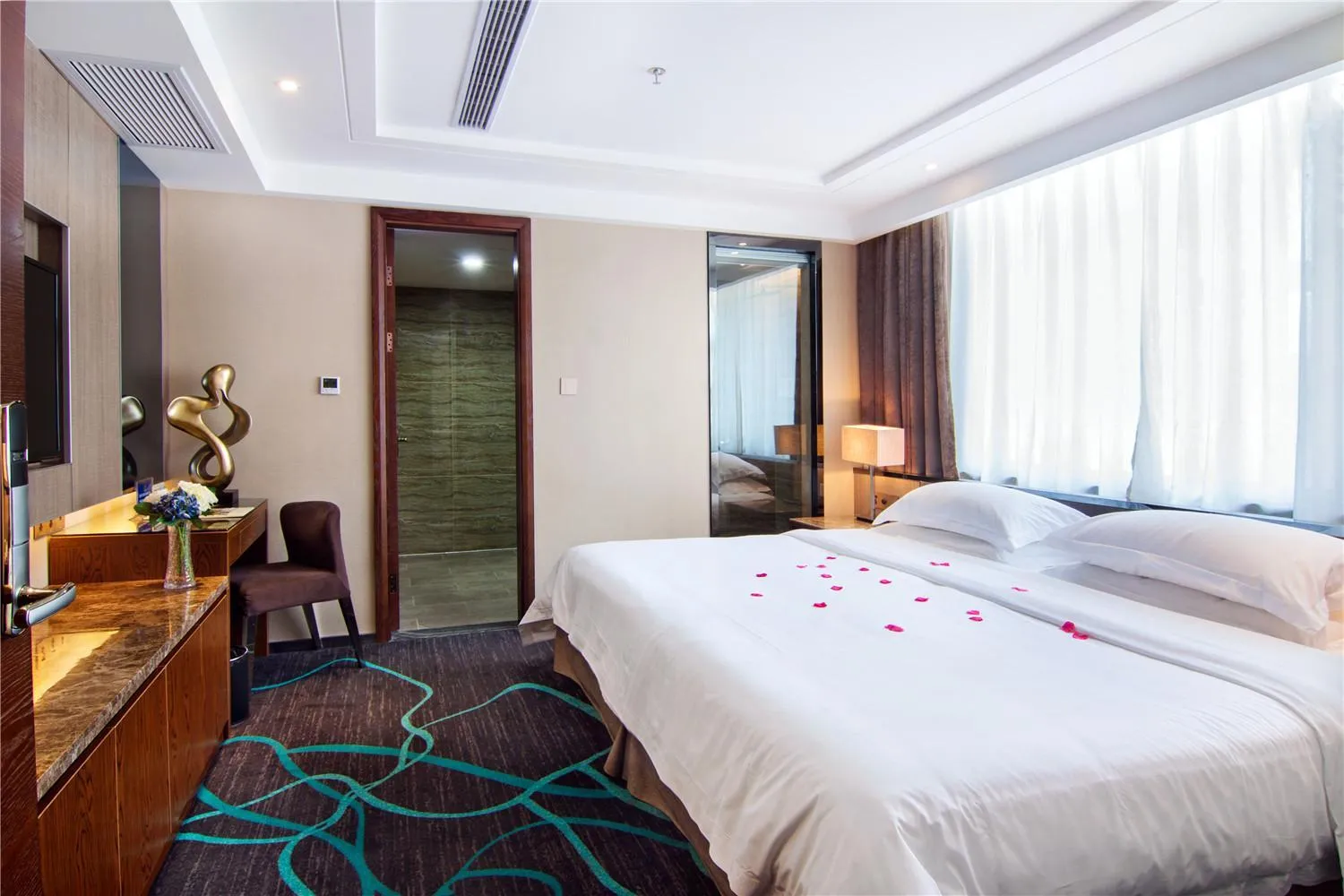 Bed in Venus Royal Hotel Guilin Elephant Trunk Hill & Sun and Moon Twin Towers Branch