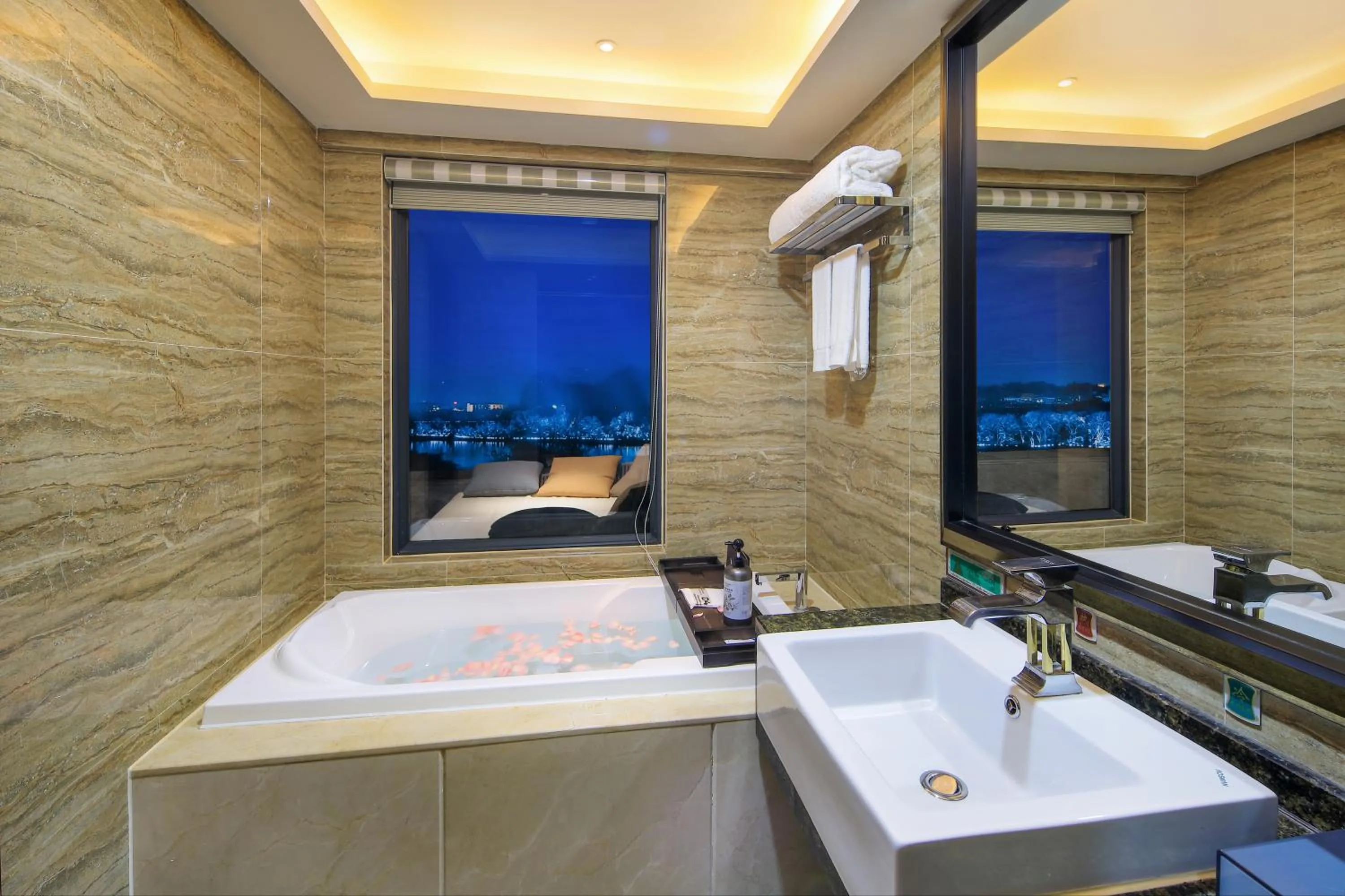 Bathroom in Venus Royal Hotel Guilin Elephant Trunk Hill & Sun and Moon Twin Towers Branch