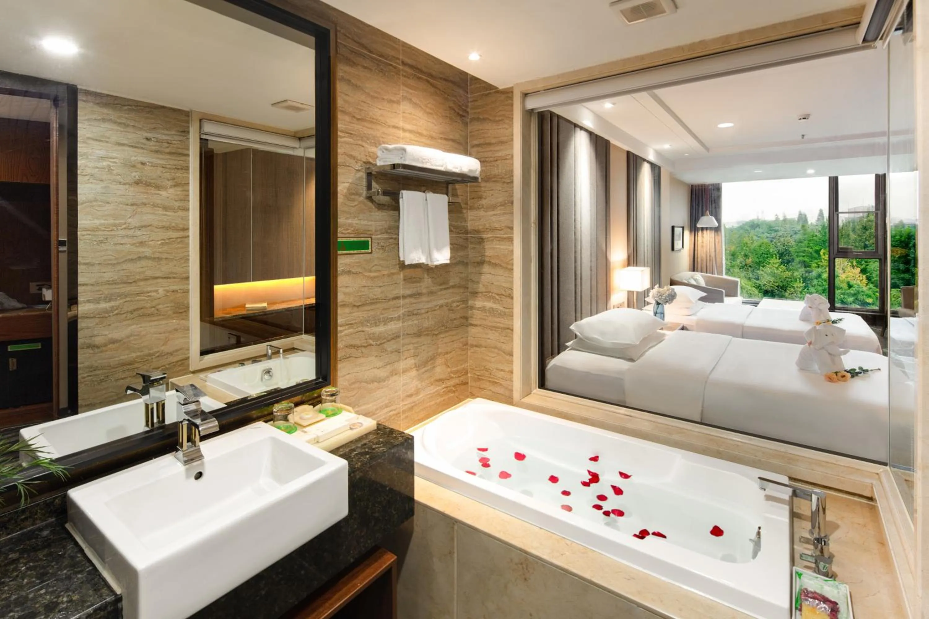 Hot Tub, Bed in Venus Royal Hotel Guilin Elephant Trunk Hill & Sun and Moon Twin Towers Branch
