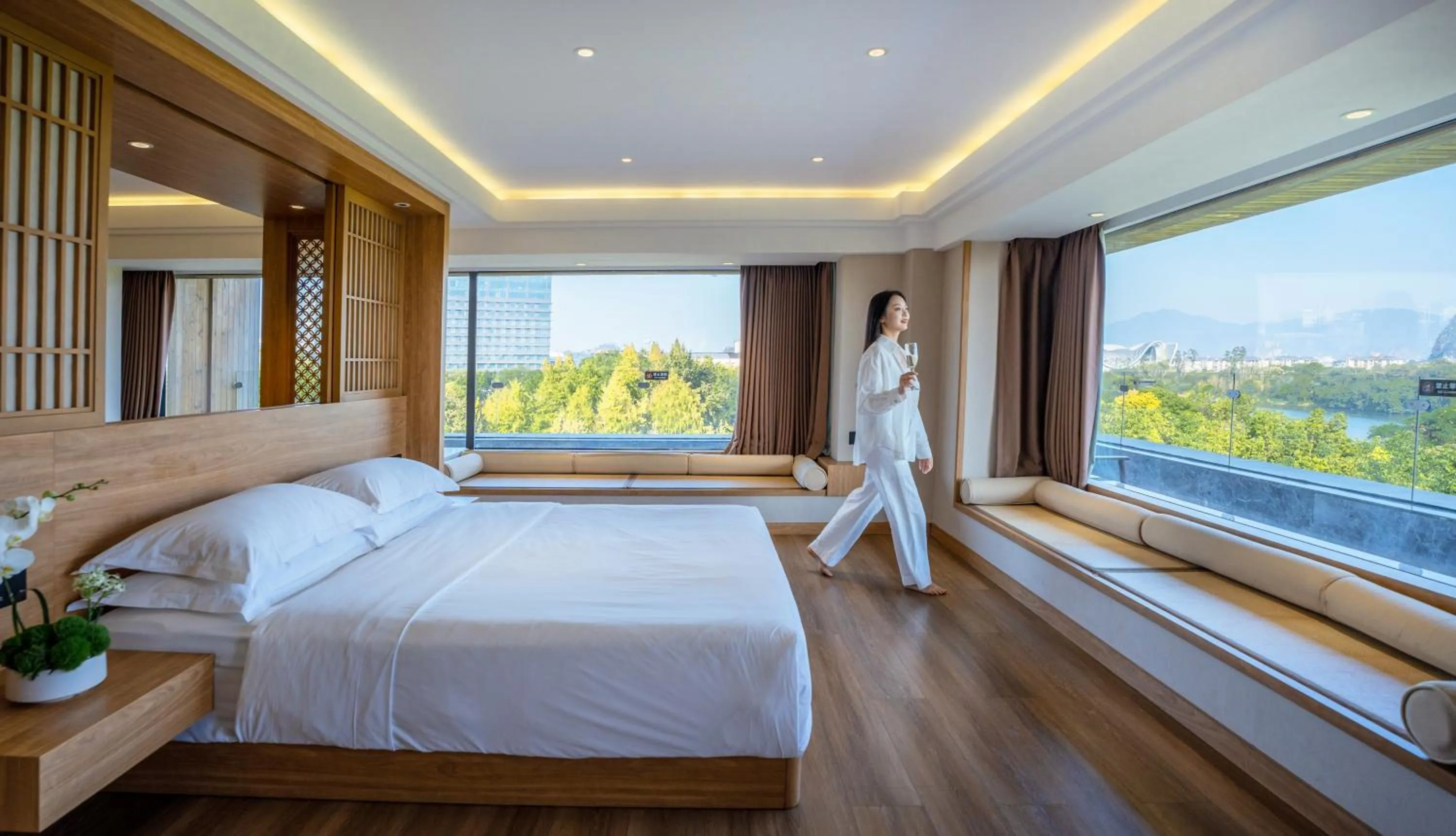 Mountain view, Bed in Venus Royal Hotel Guilin Elephant Trunk Hill & Sun and Moon Twin Towers Branch