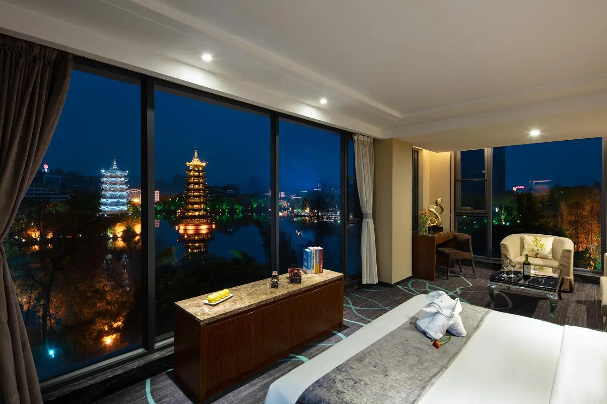 King Room with Lake View in Venus Royal Hotel Guilin Elephant Trunk Hill & Sun and Moon Twin Towers Branch King Room with Lake View in Venus Royal Hotel Guilin Elephant Trunk Hill & Sun and Moon Twin Towers Branch