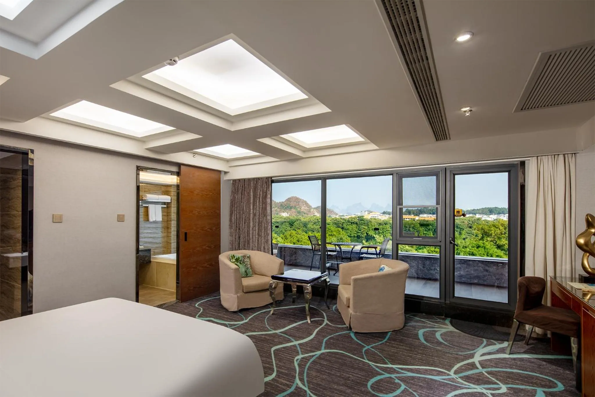 Mountain view, Bed in Venus Royal Hotel Guilin Elephant Trunk Hill & Sun and Moon Twin Towers Branch