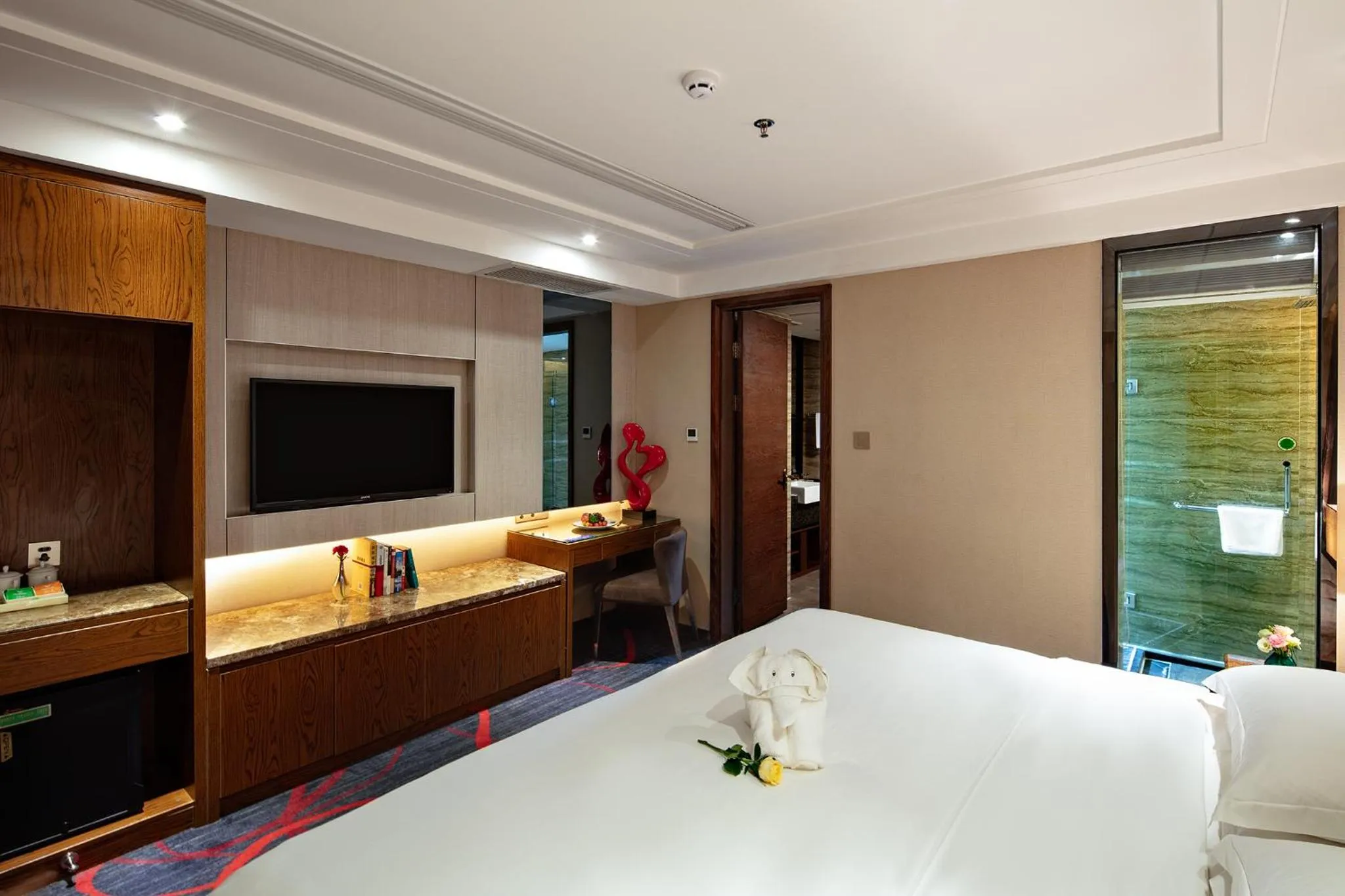 Bed in Venus Royal Hotel Guilin Elephant Trunk Hill & Sun and Moon Twin Towers Branch