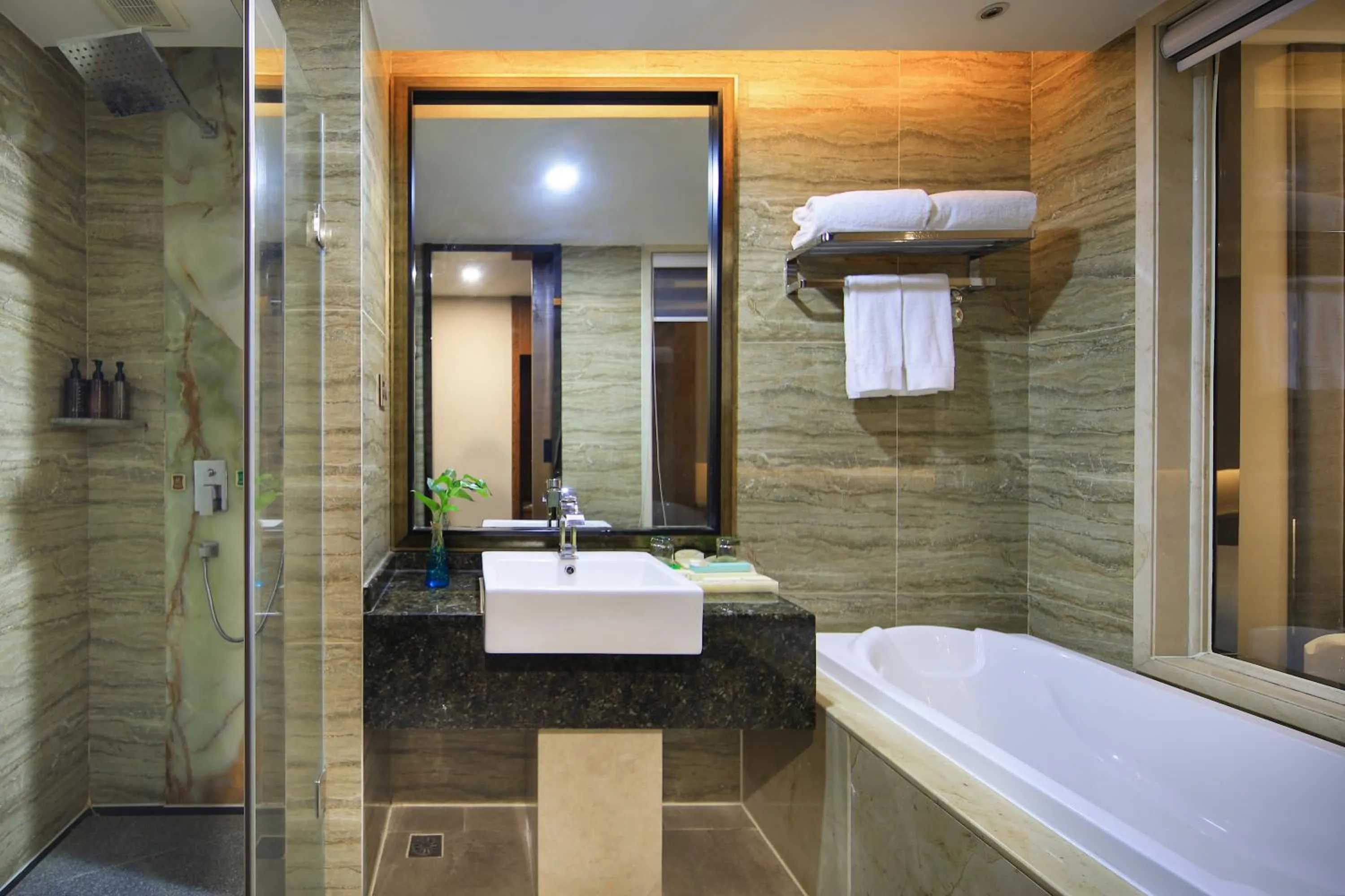 Shower in Venus Royal Hotel Guilin Elephant Trunk Hill & Sun and Moon Twin Towers Branch